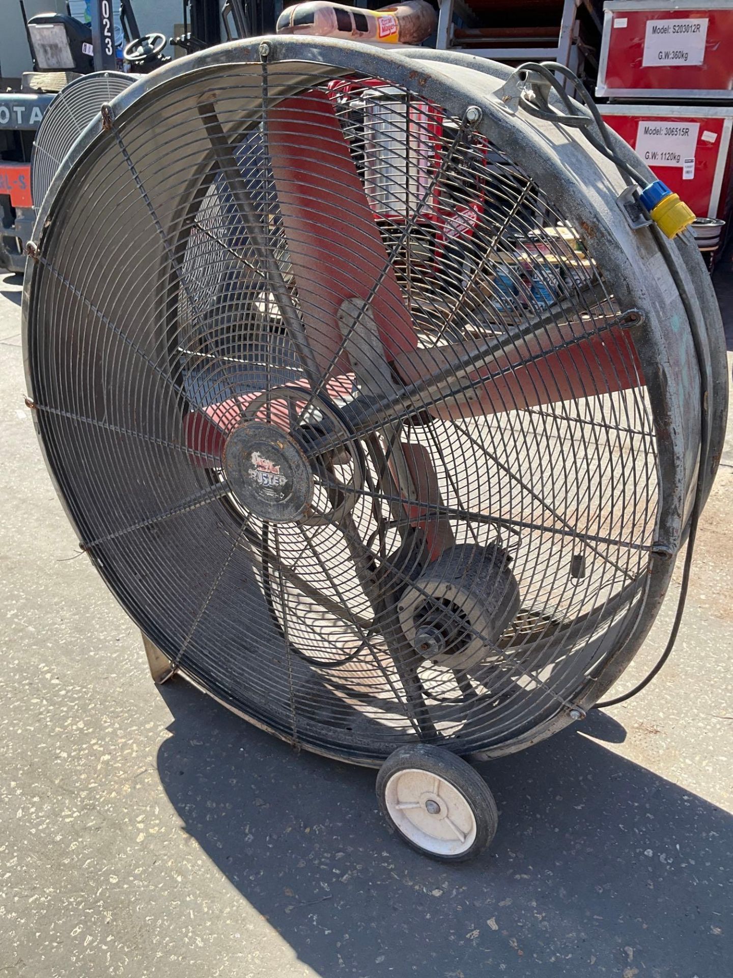 BARREL FAN ON WHEELS , ELECTRIC, POWERS ON