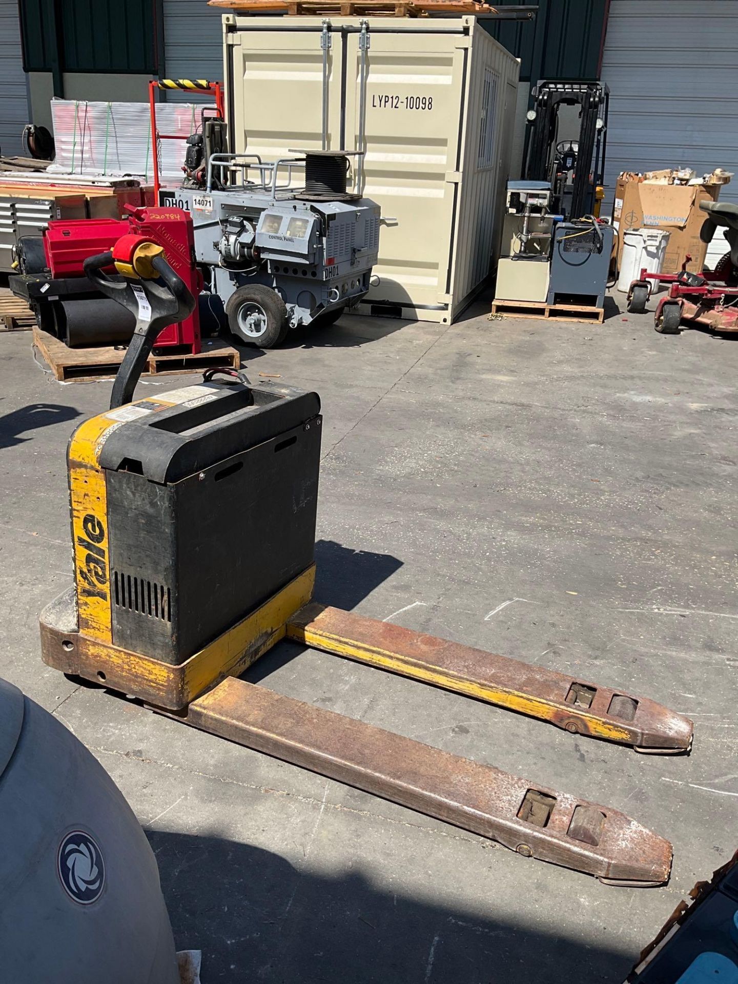 YALE PALLET JACK MODEL MPB040-EN24T2748, ELECTRIC, 24 VOLTS, APPROX MAX CAPACITY 4000LBS, BUILT IN B - Image 3 of 12