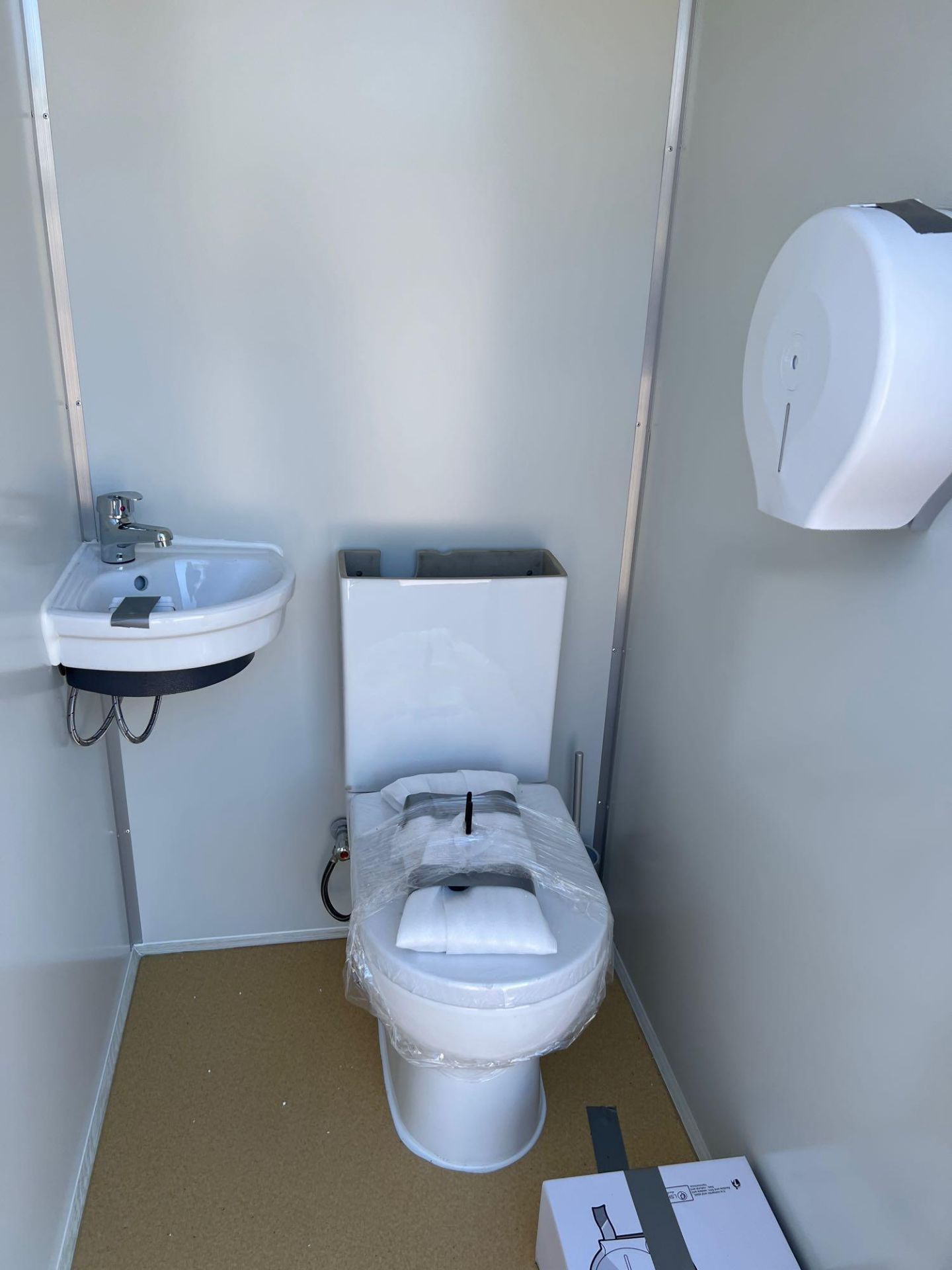 UNUSED PORTABLE DOUBLE BATHROOM UNIT, 2 STALLS, ELECTRIC & PLUMBING HOOK UP WITH EXTERIOR PLUMBING C - Image 11 of 13