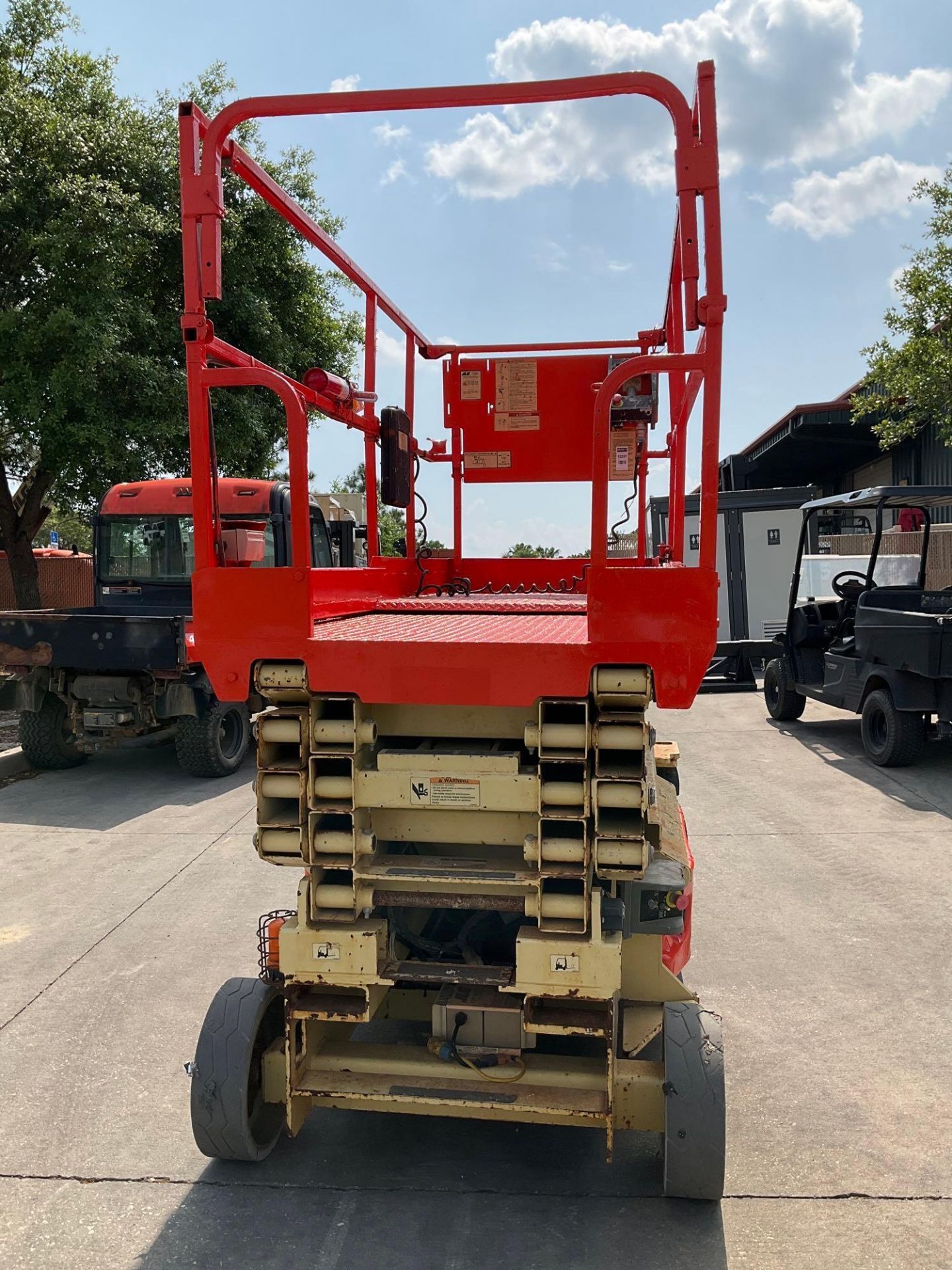 JLG SCISSOR LIFT MODEL 2646ES, ELECTRIC, APPROX MAX PLATFORM HEIGHT 26FT, APPROX 24 VOLTS - Image 9 of 13