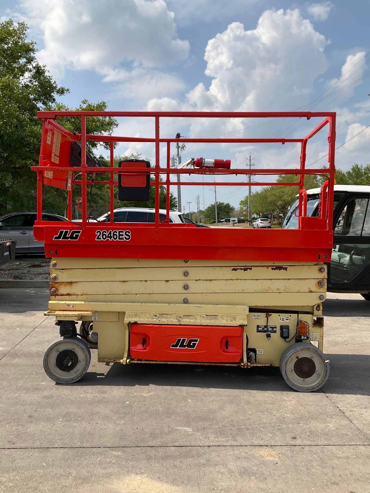 JLG SCISSOR LIFT MODEL 2646ES, ELECTRIC, APPROX MAX PLATFORM HEIGHT 26FT, APPROX 24 VOLTS - Image 7 of 13