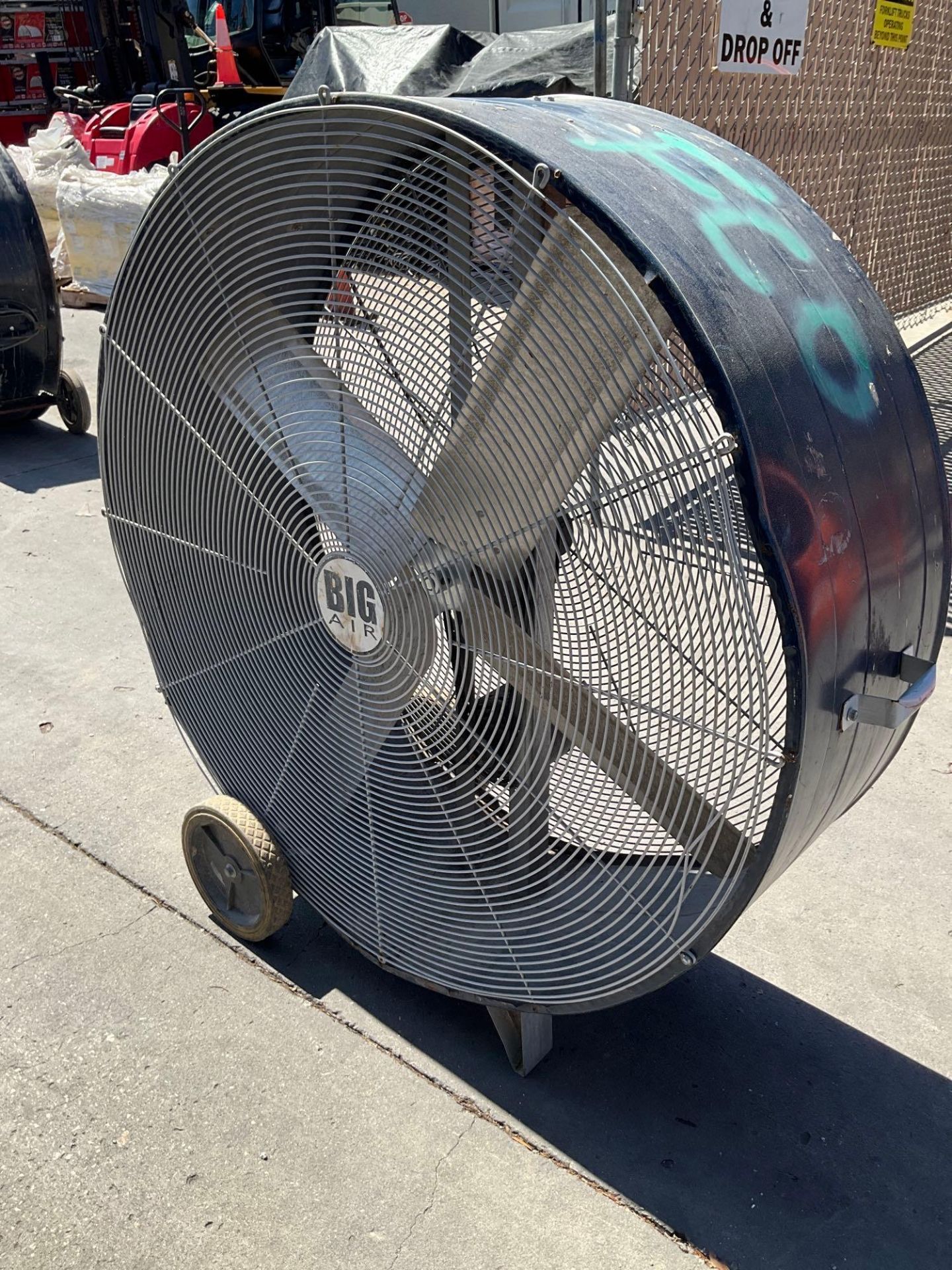 BIG AIR CIRCULATOR FAN ON WHEELS , ELECTRIC, POWERS ON - Image 2 of 4