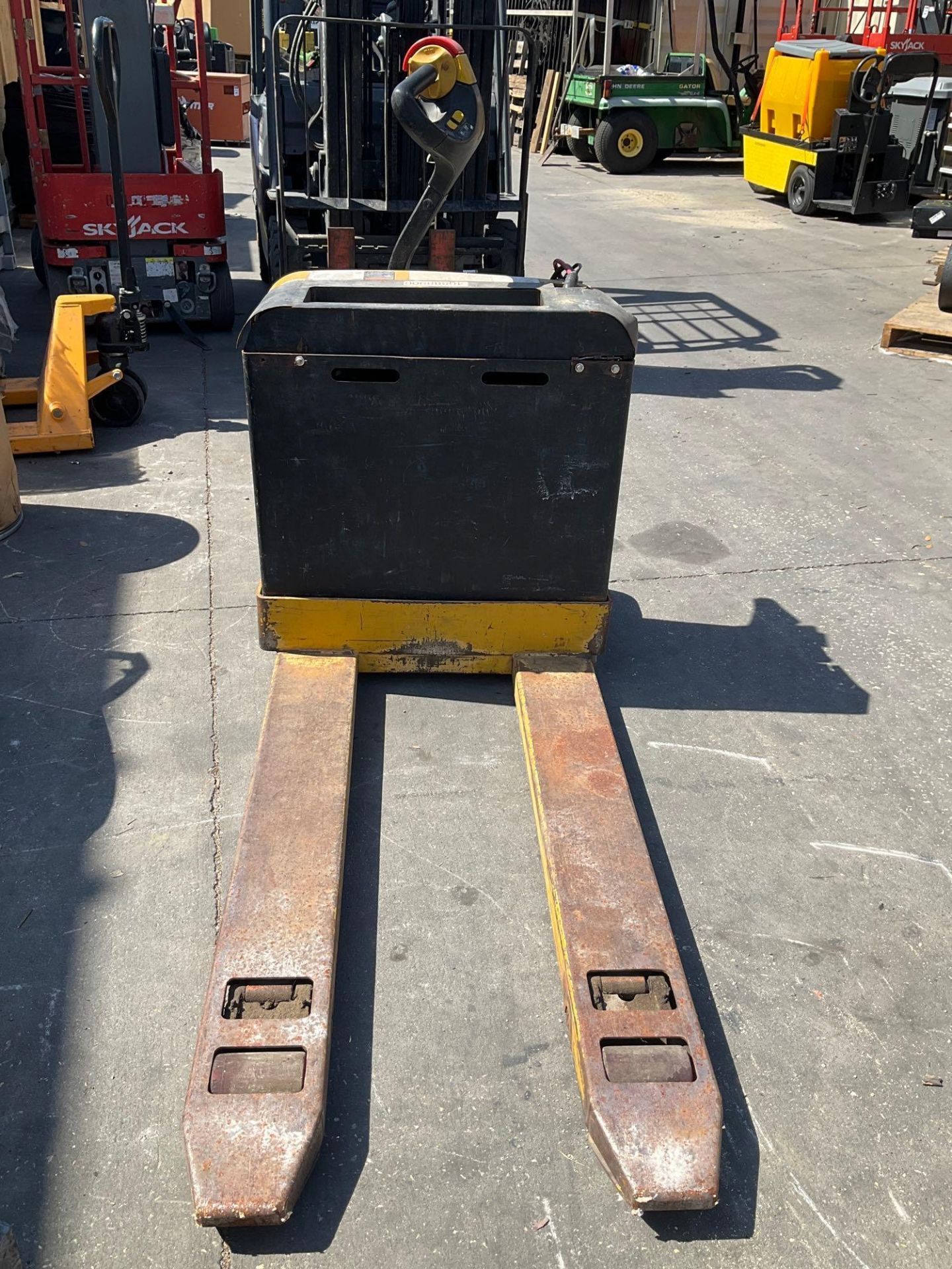 YALE PALLET JACK MODEL MPB040-EN24T2748, ELECTRIC, 24 VOLTS, APPROX MAX CAPACITY 4000LBS, BUILT IN B - Image 4 of 12