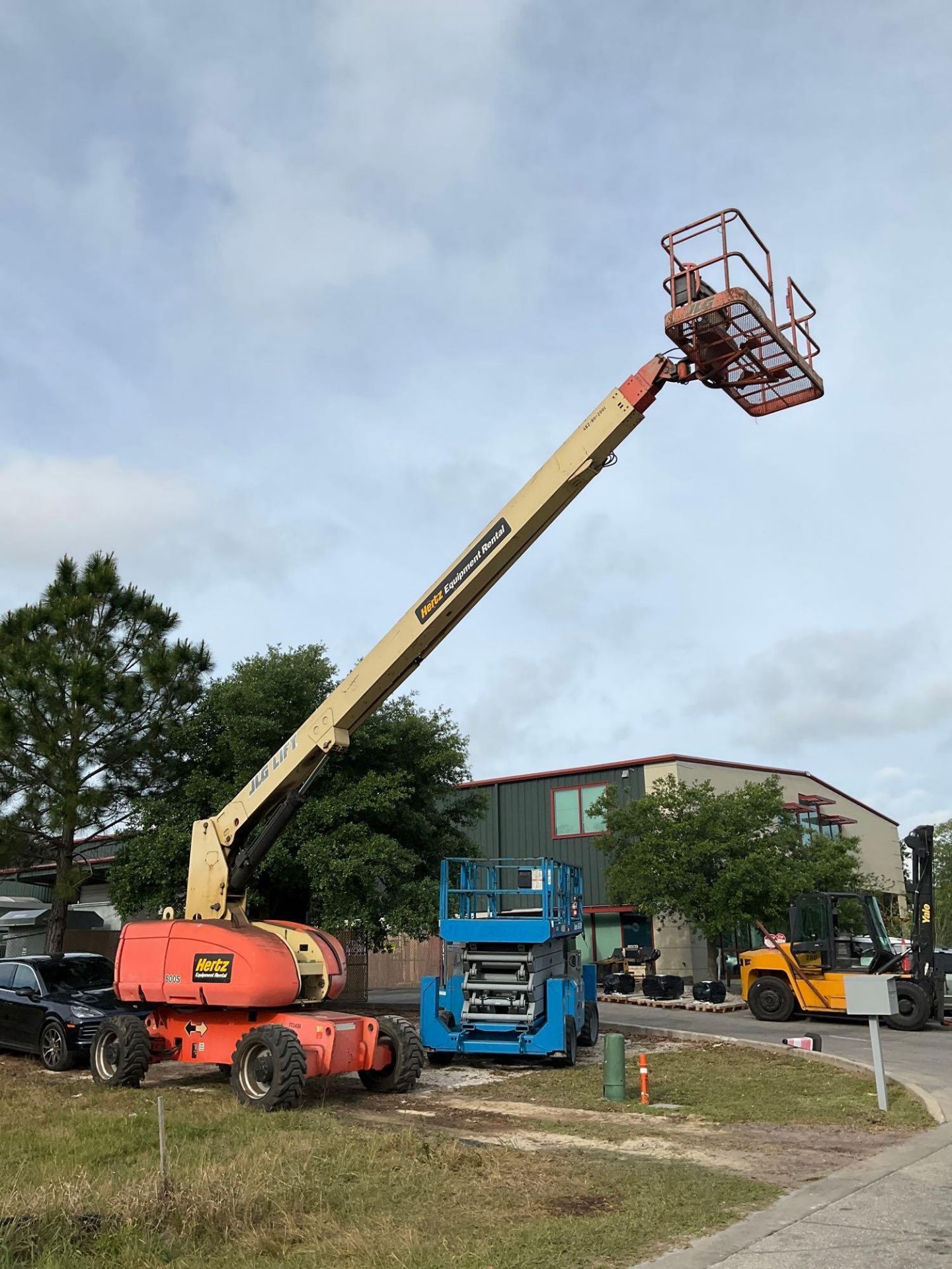 JLG BOOM LIFT MODEL 800S, GAS POWER ,APPROX MAX PLATFORM HEIGHT 80FT, APPROX MAX HORIZONTAL REACH 71 - Image 2 of 23