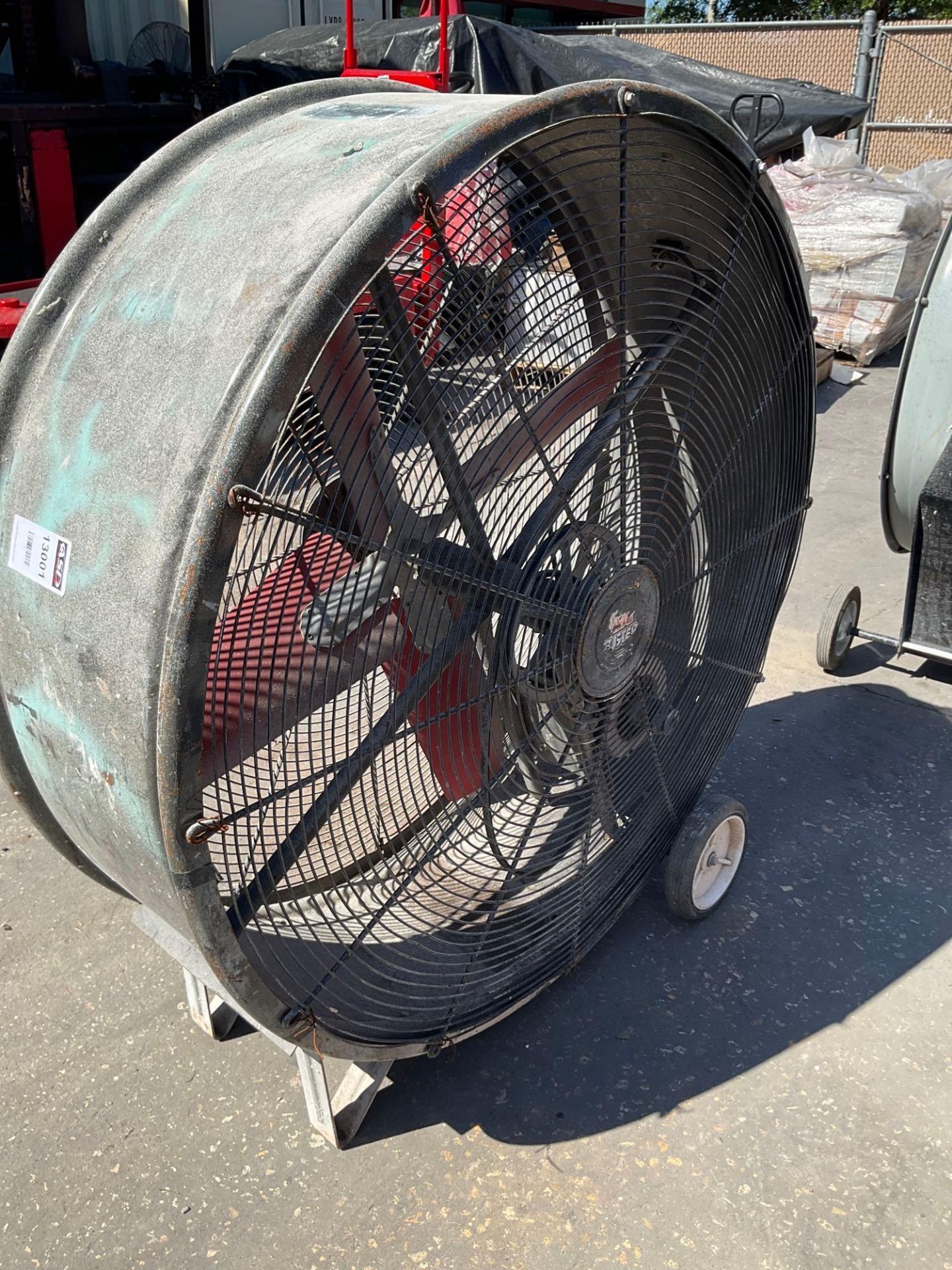 BARREL FAN ON WHEELS , ELECTRIC, POWERS ON - Image 4 of 4