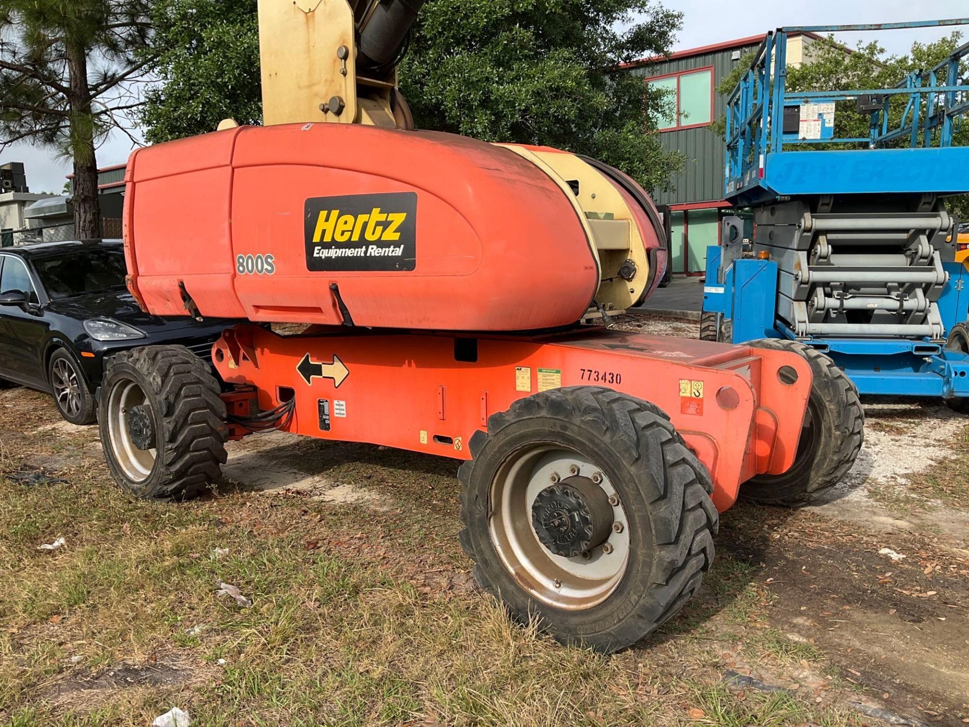 JLG BOOM LIFT MODEL 800S, GAS POWER ,APPROX MAX PLATFORM HEIGHT 80FT, APPROX MAX HORIZONTAL REACH 71 - Image 4 of 23