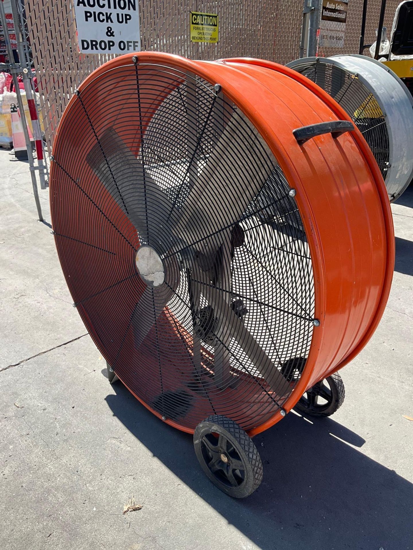 VENTAMATIC MAXX AIR CIRCULATOR FAN ON WHEELS , ELECTRIC, POWERS ON - Image 2 of 4