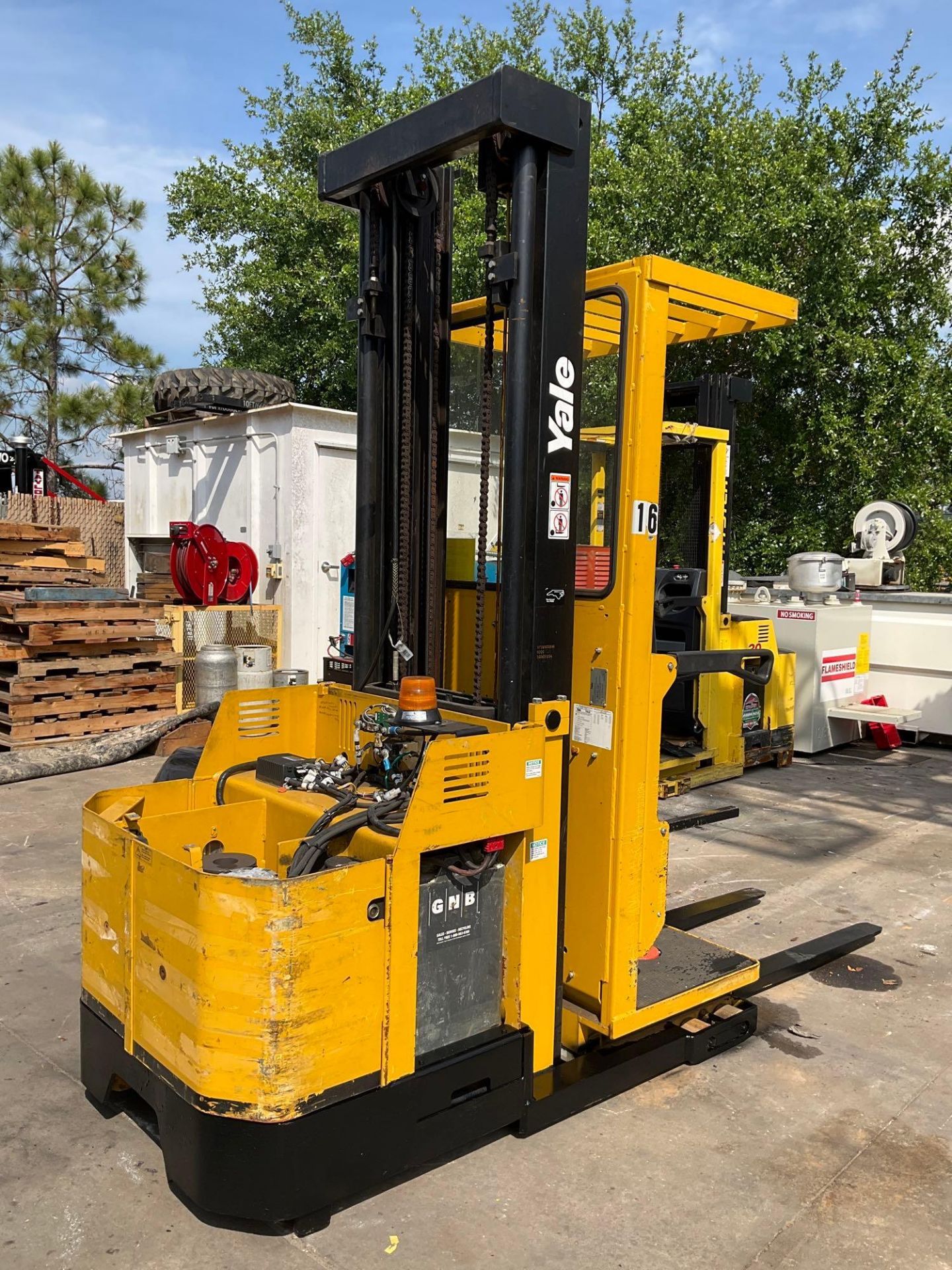 YALE ORDER PICKER MODEL OS030ECN24TE105, ELECTRIC, APPROX 24VOLTS, APPROX MAX CAPACITY 3000LBS, APPR - Image 5 of 12