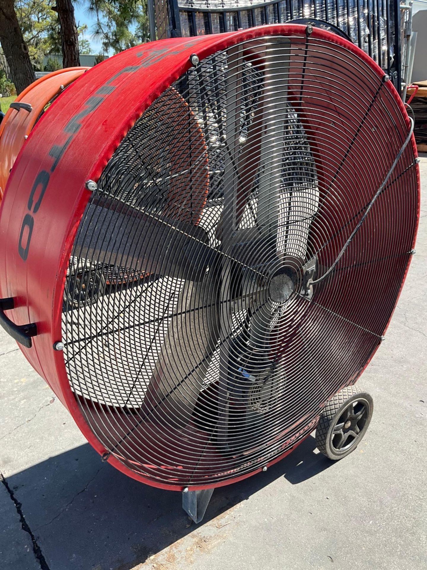 VENTAMATIC MAXX AIR BARREL FAN ON WHEELS , ELECTRIC, POWERS ON - Image 3 of 4