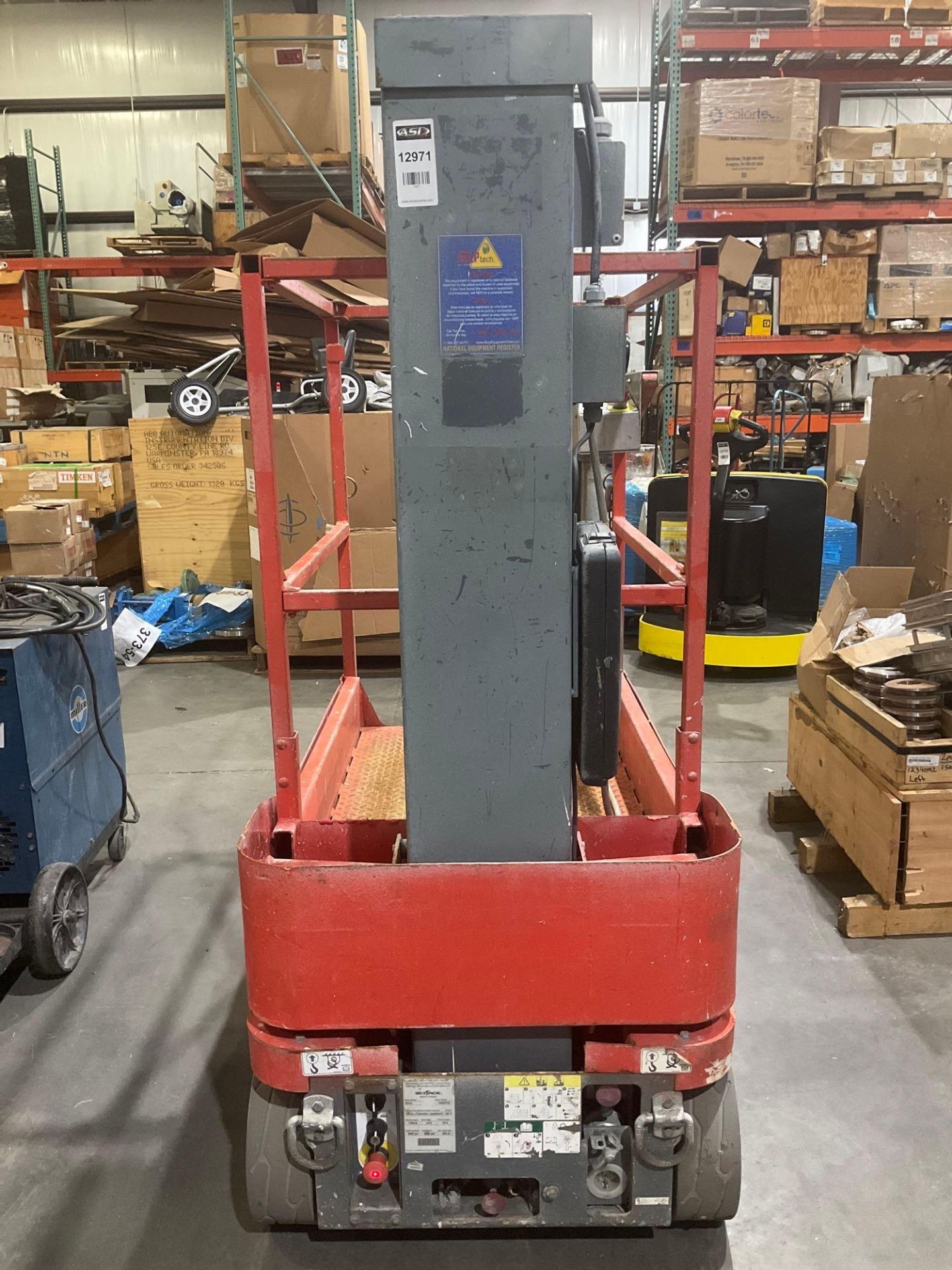 SKYJACK MANLIFT MODEL SJ12, ELECTRIC, APPROX MAX PLATFORM HEIGHT 12FT, NON MARKING TIRES, BUILT IN B - Image 3 of 13