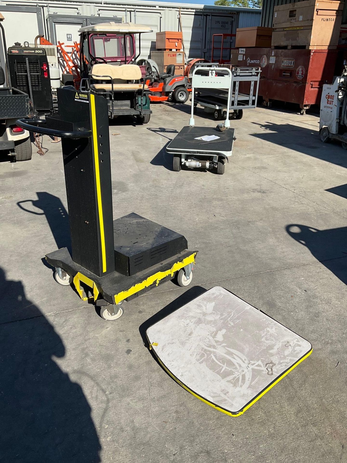 N NEWCASTLE SYSTEMS MOBILE CART WITH BUILT IN BATTERY CHARGER ( DAMAGED DURING SHIPPING ) - Image 4 of 8