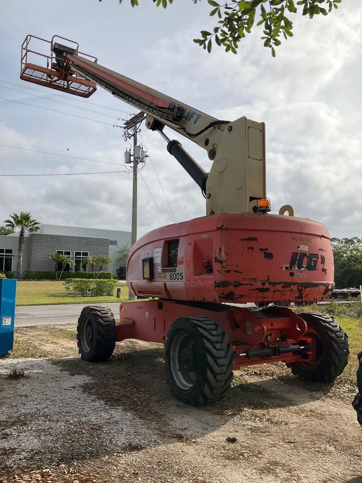 JLG BOOM LIFT MODEL 800S, GAS POWER ,APPROX MAX PLATFORM HEIGHT 80FT, APPROX MAX HORIZONTAL REACH 71 - Image 10 of 23