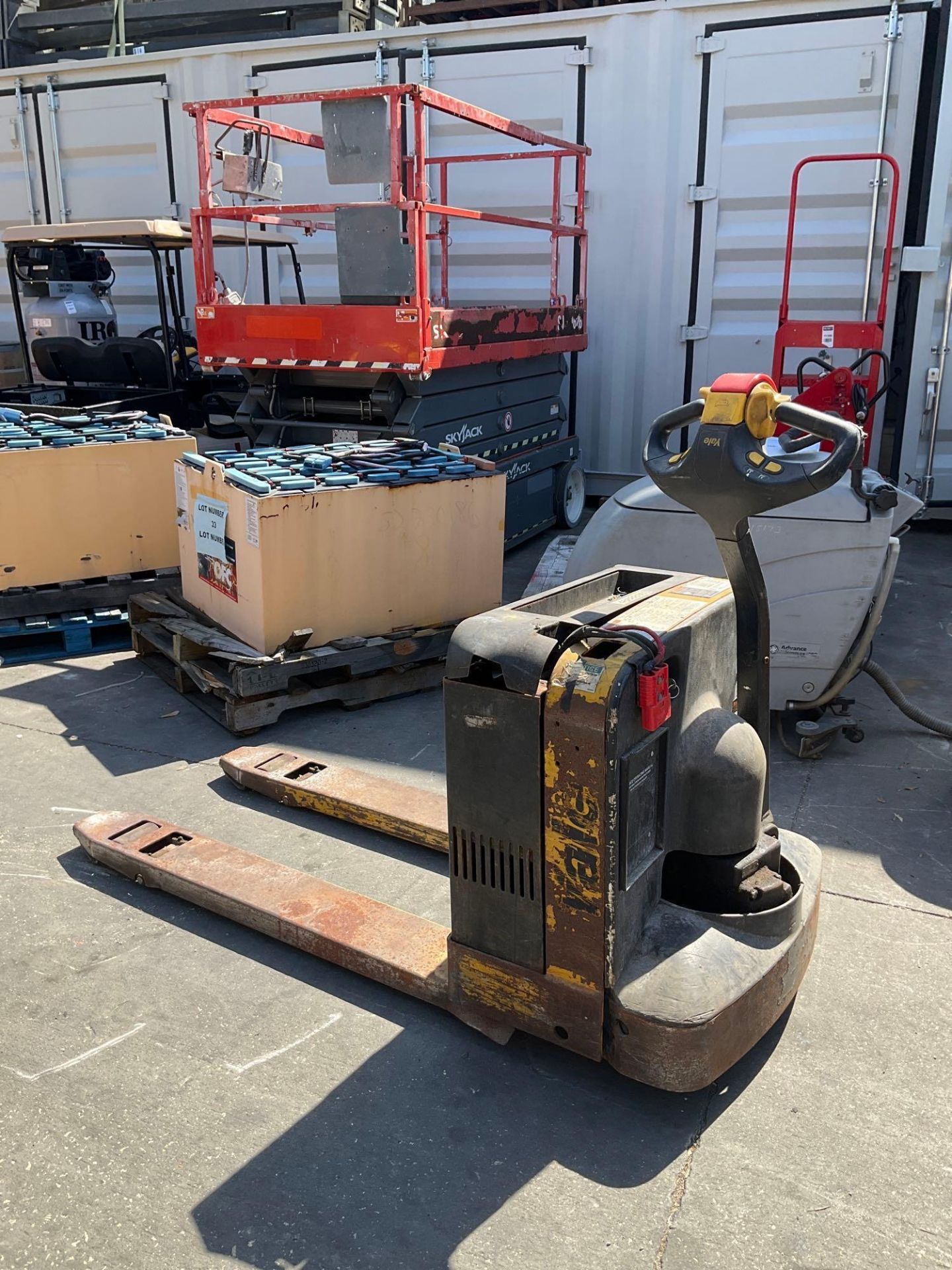 YALE PALLET JACK MODEL MPB040-EN24T2748, ELECTRIC, 24 VOLTS, APPROX MAX CAPACITY 4000LBS, BUILT IN B - Image 7 of 12