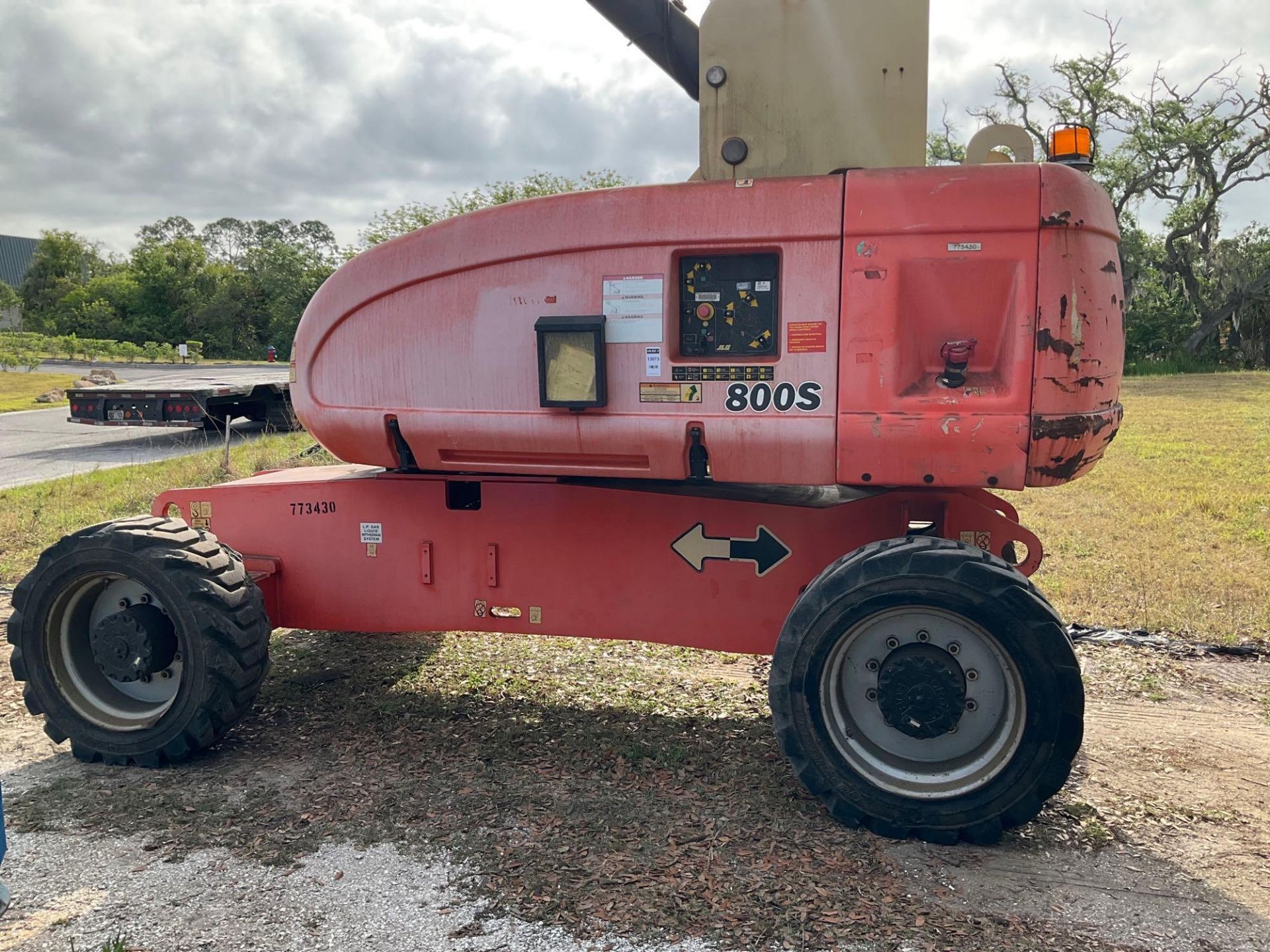 JLG BOOM LIFT MODEL 800S, GAS POWER ,APPROX MAX PLATFORM HEIGHT 80FT, APPROX MAX HORIZONTAL REACH 71 - Image 12 of 23