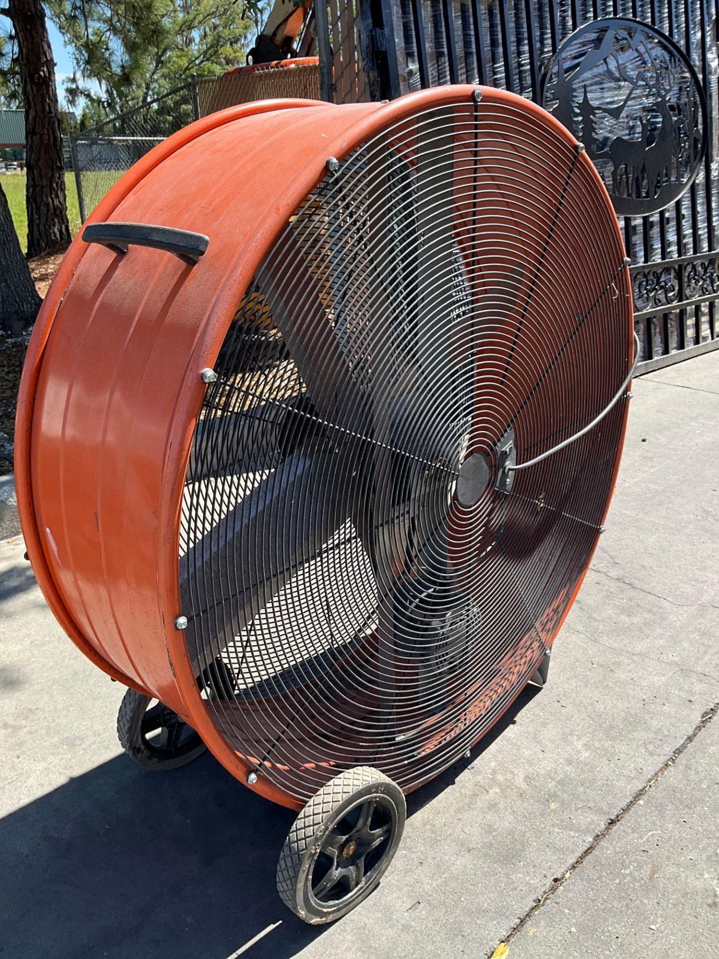 VENTAMATIC BARREL FAN ON WHEELS , ELECTRIC, POWERS ON - Image 2 of 4