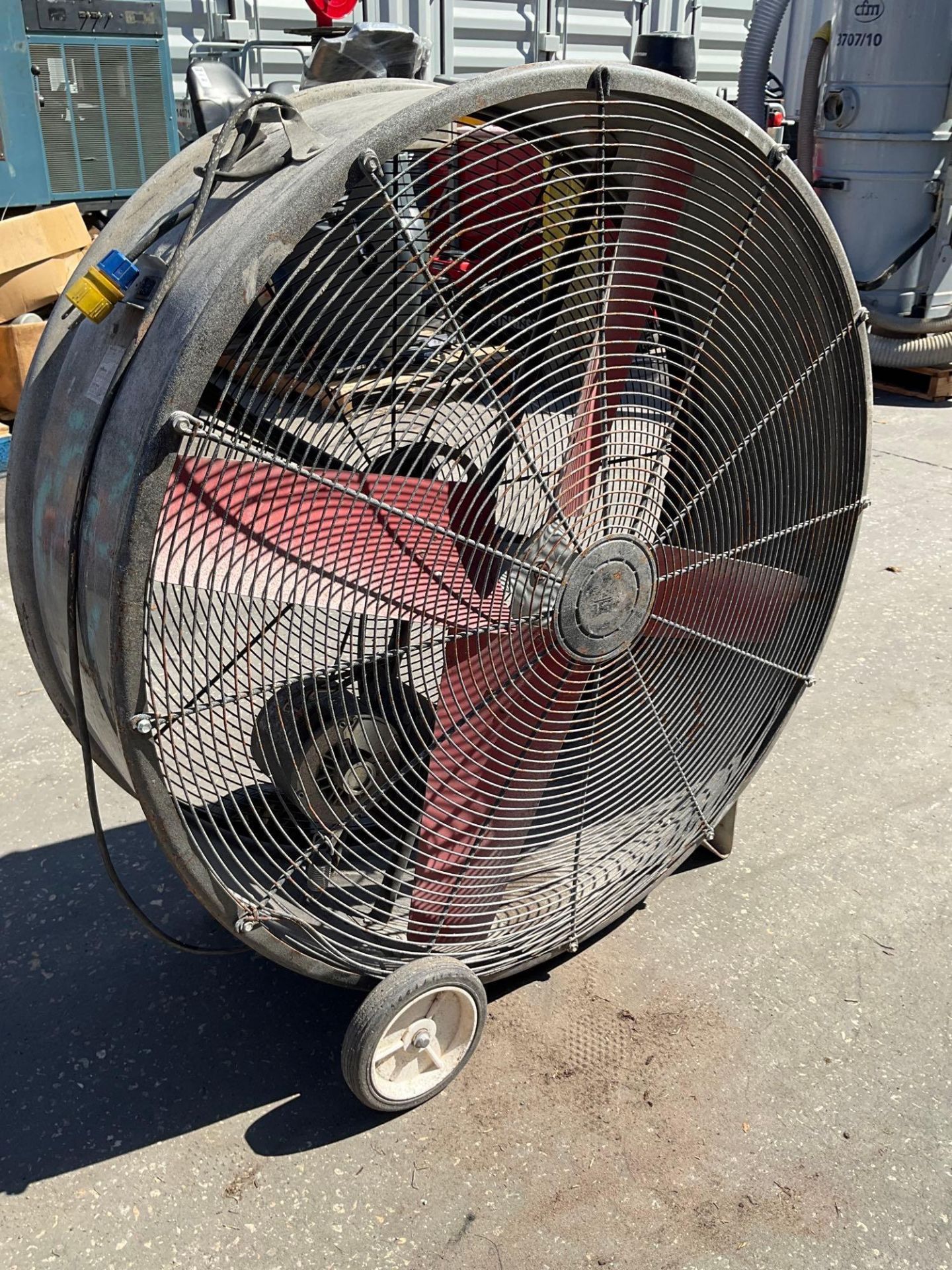 BARREL FAN ON WHEELS , ELECTRIC, POWERS ON - Image 2 of 4