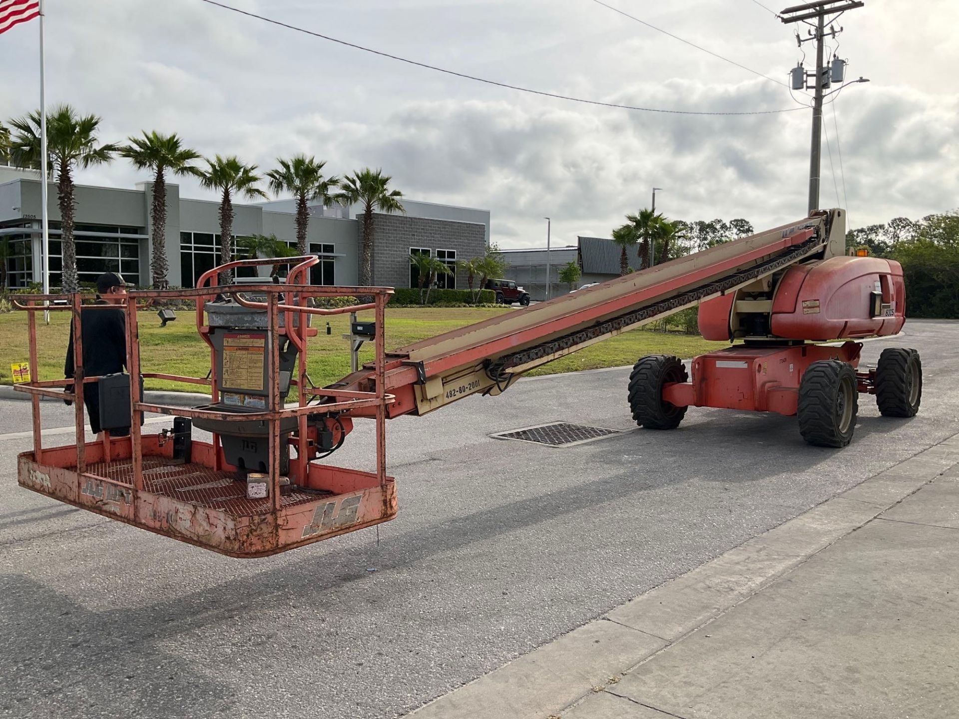 JLG BOOM LIFT MODEL 800S, GAS POWER ,APPROX MAX PLATFORM HEIGHT 80FT, APPROX MAX HORIZONTAL REACH 71