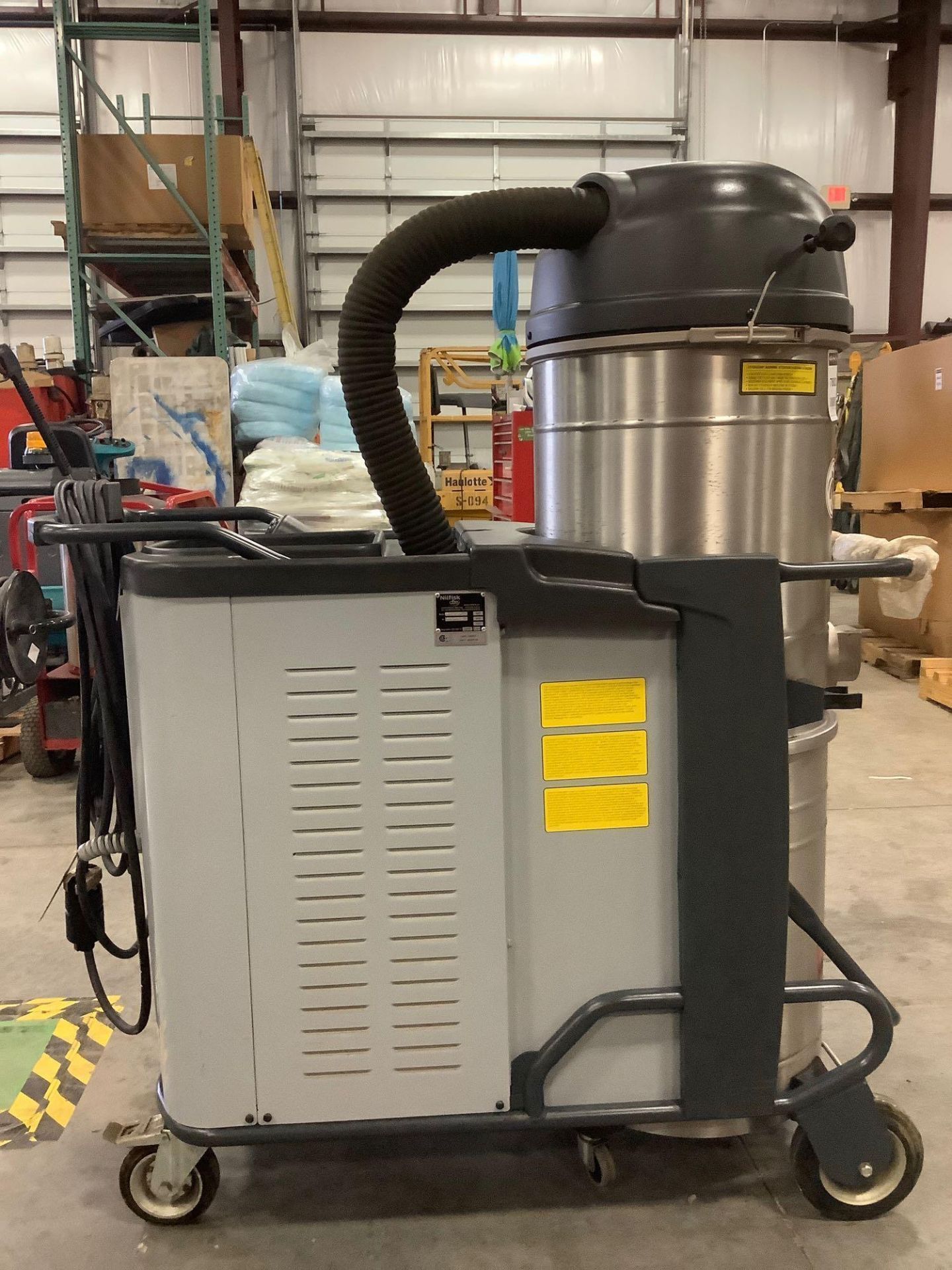 NILFISK CFM INDUSTRIAL VACUUM MODEL vHT437EXP, APPROX 460 VOLTS, - Image 2 of 11