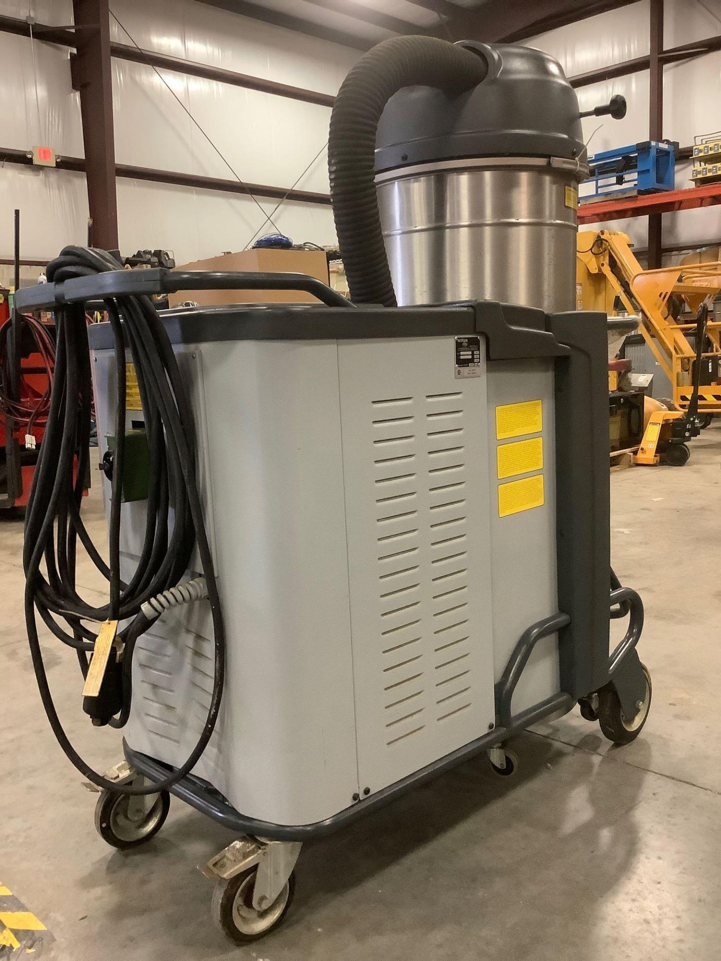 NILFISK CFM INDUSTRIAL VACUUM MODEL vHT437EXP, APPROX 460 VOLTS, - Image 5 of 11