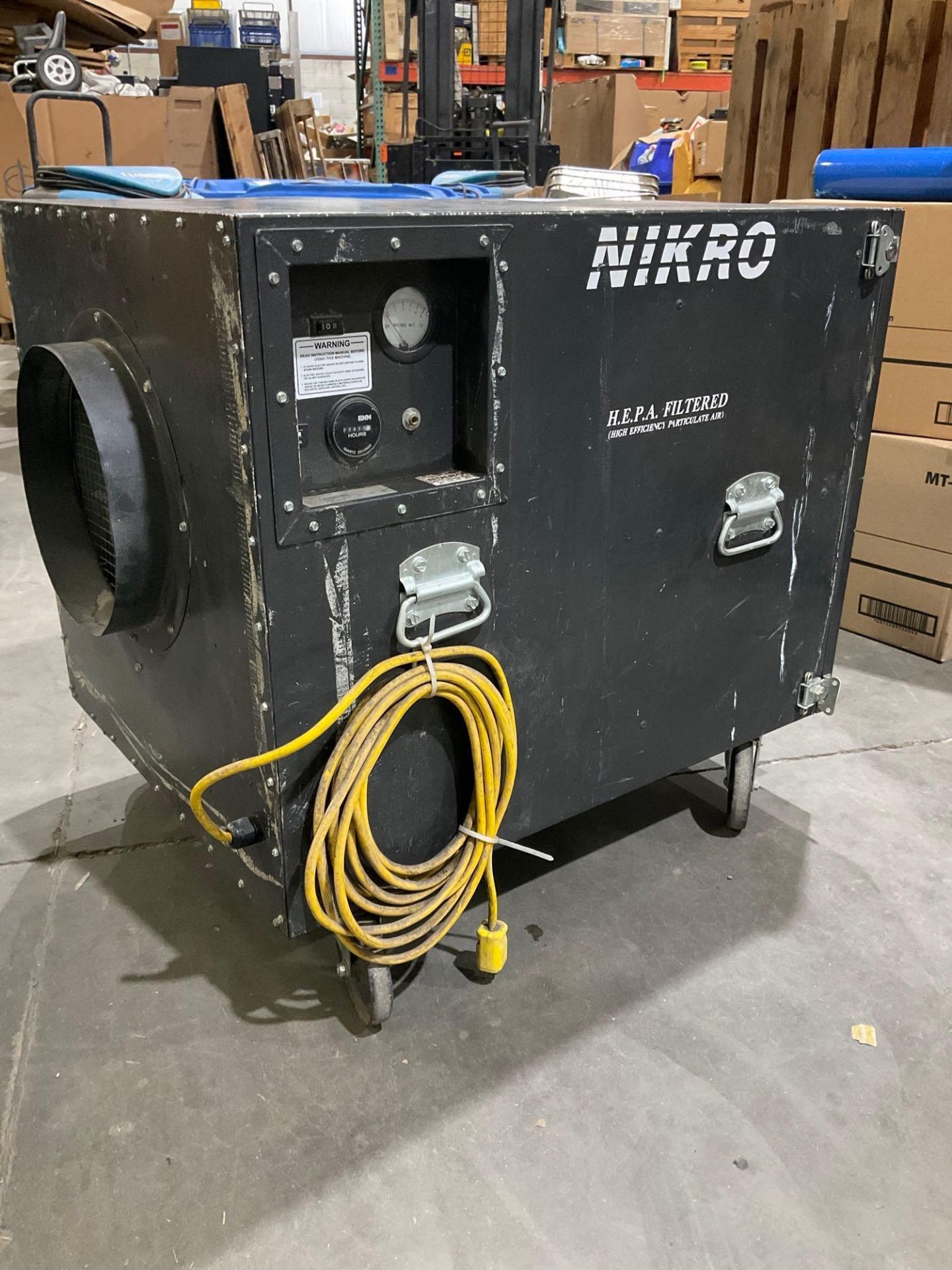 NIKRO PORTABLE HEPA FILTERED HIGH EFFICIENCY PARTICULATE AIR SCRUBBER MODEL SC2005-002, ELECTRIC, AP