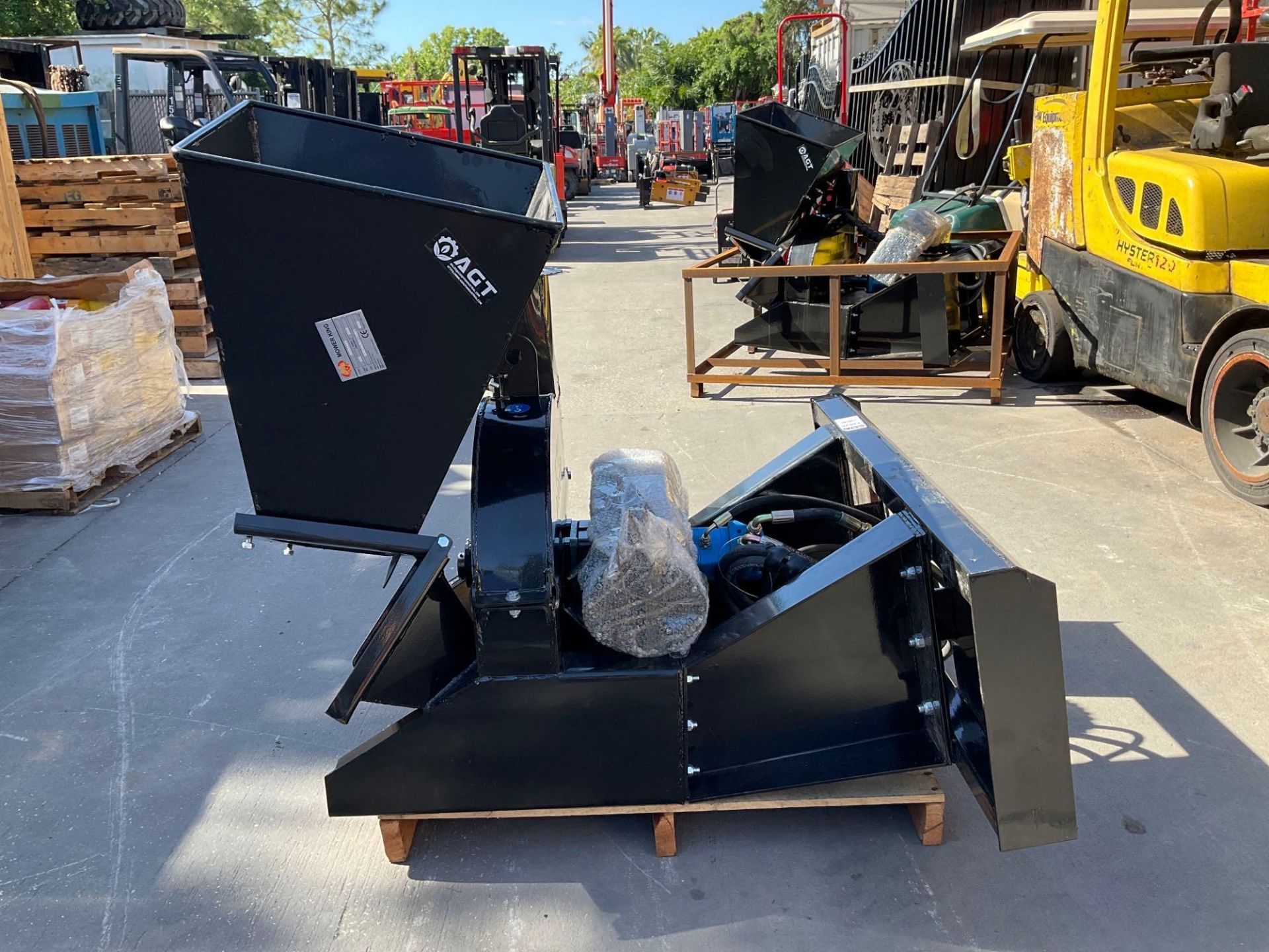 UNUSED 2022 MOWER KING WOOD CHIPPER ATTACHMENT FOR UNIVERSAL SKID STEER MODEL SSBX42S - Image 2 of 9