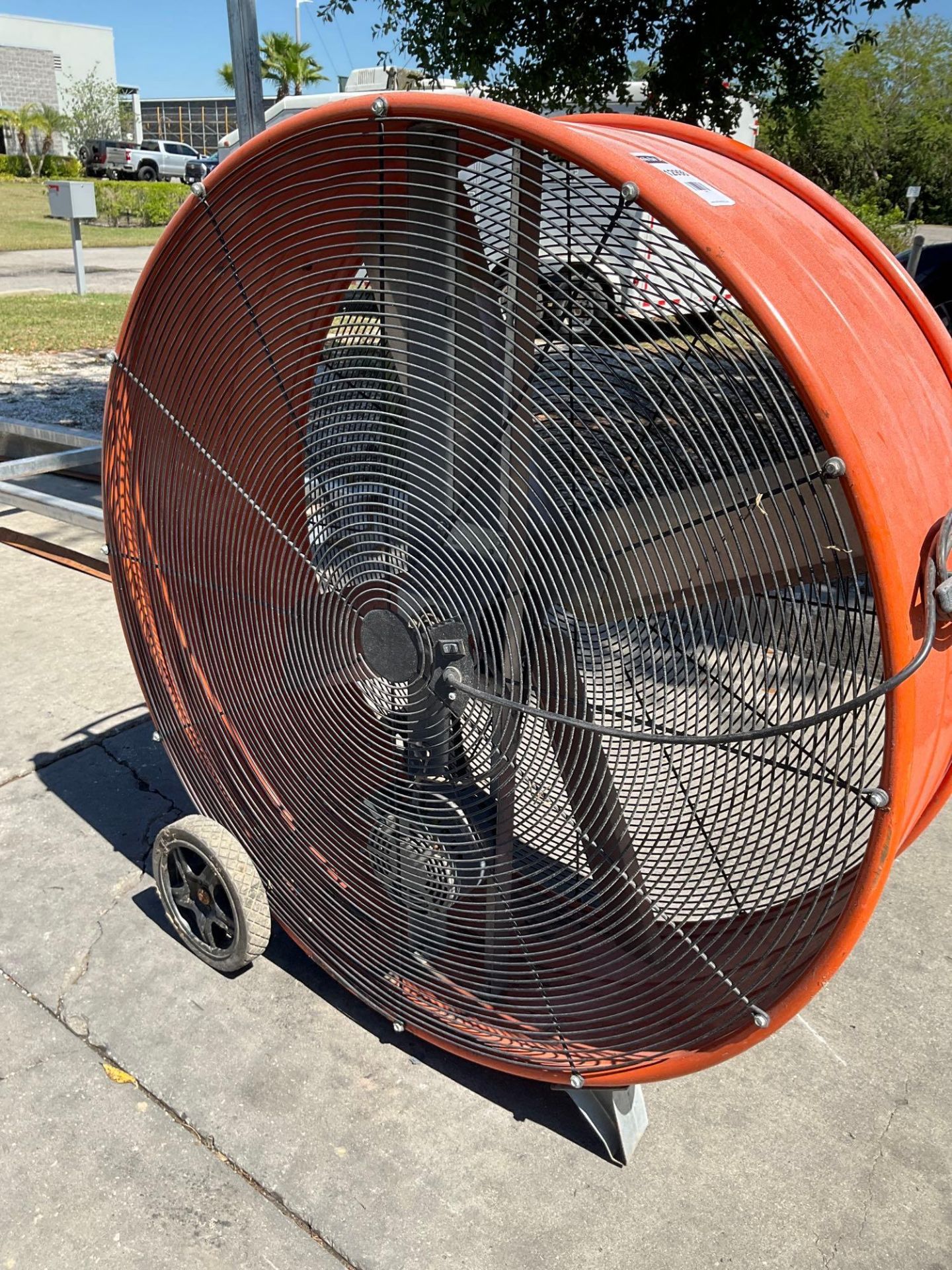 VENTAMATIC BARREL FAN ON WHEELS , ELECTRIC, POWERS ON - Image 3 of 4