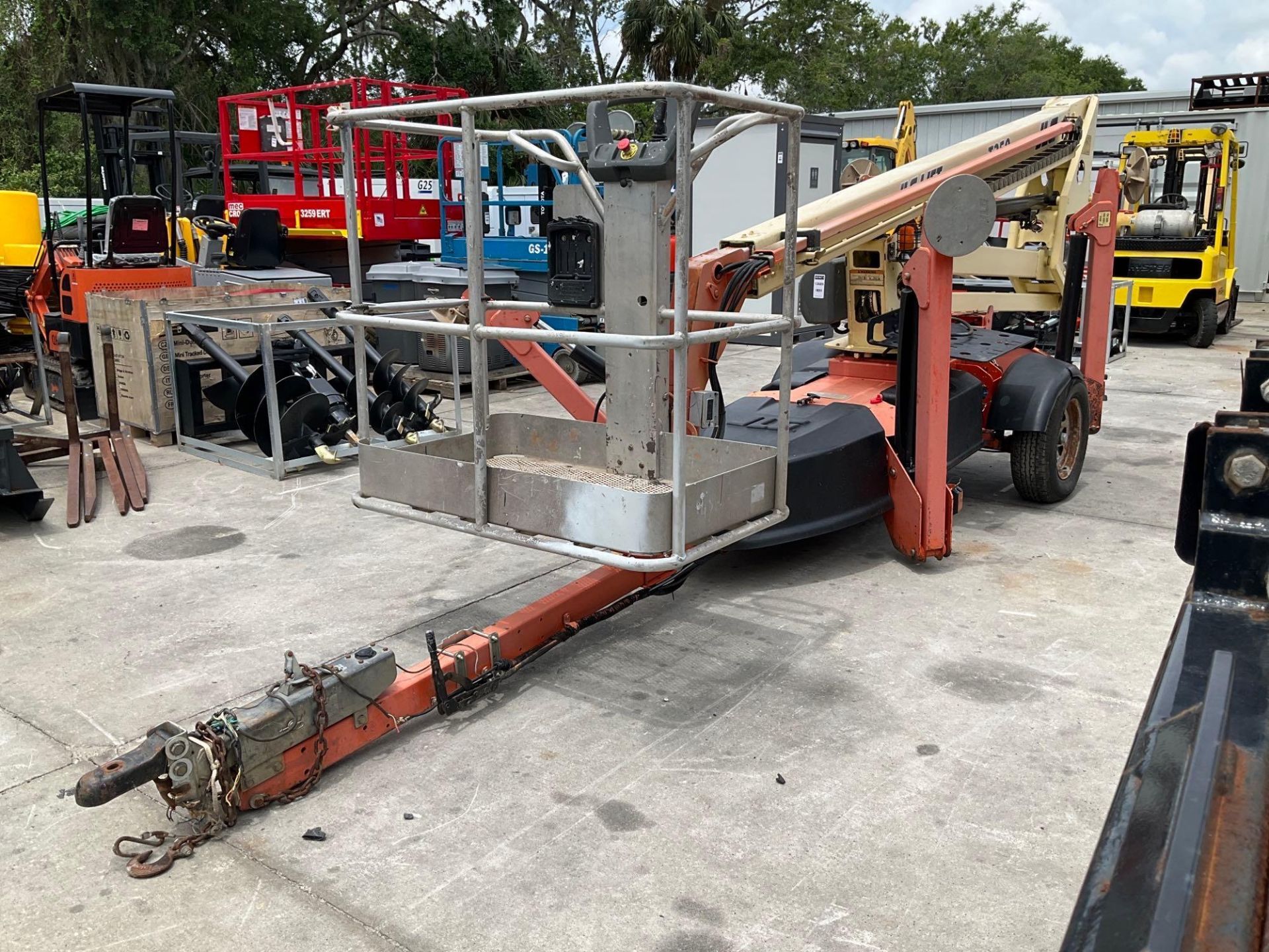 JLG BOOM LIFT MODEL T350, ELECTRIC, TOW BEHIND,  APPROX MAX PLATFORM HEIGHT 35FT - Image 2 of 19