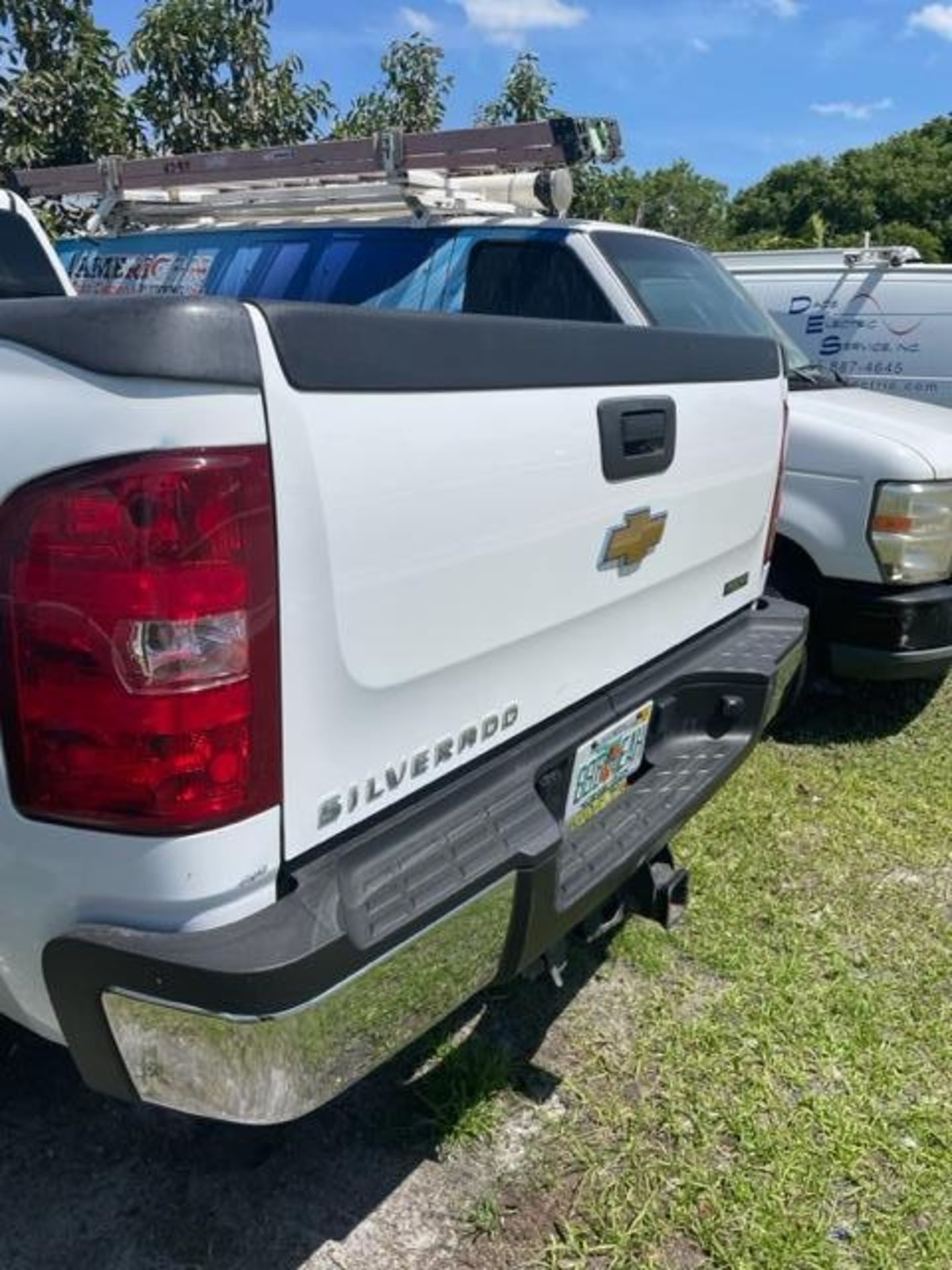 2011 CHEVROLET SILVERADO 2500HD TRUCK, GAS AUTOMATIC, APPROX GVWR 9300LBS, RUNS & DRIVES - Image 8 of 20