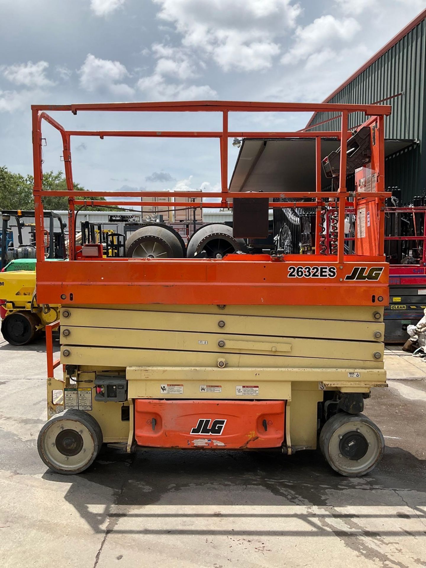 JLG SCISSOR LIFT MODEL 2632 ES, ELECTRIC, APPROX MAX PLATFORM HEIGHT 25FT, NON MARKING TIRES, BUILT - Image 4 of 13