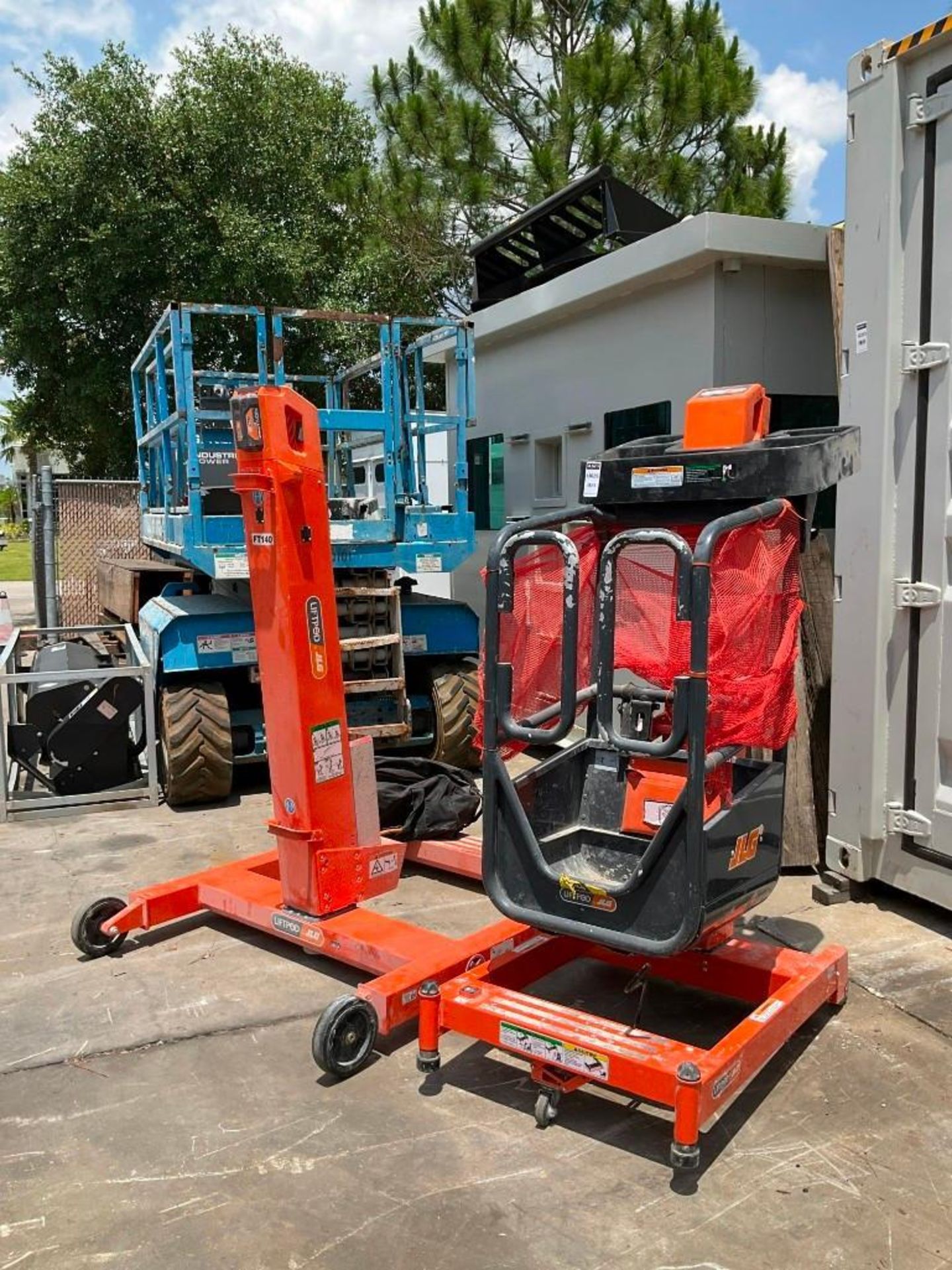( 1 ) JLG PERSONAL PORTABLE LIFTPOD MODEL FT140, APPROX MAX CAPACITY 330LBS, APPROX MAX HEIGHT 13.5F - Image 3 of 13