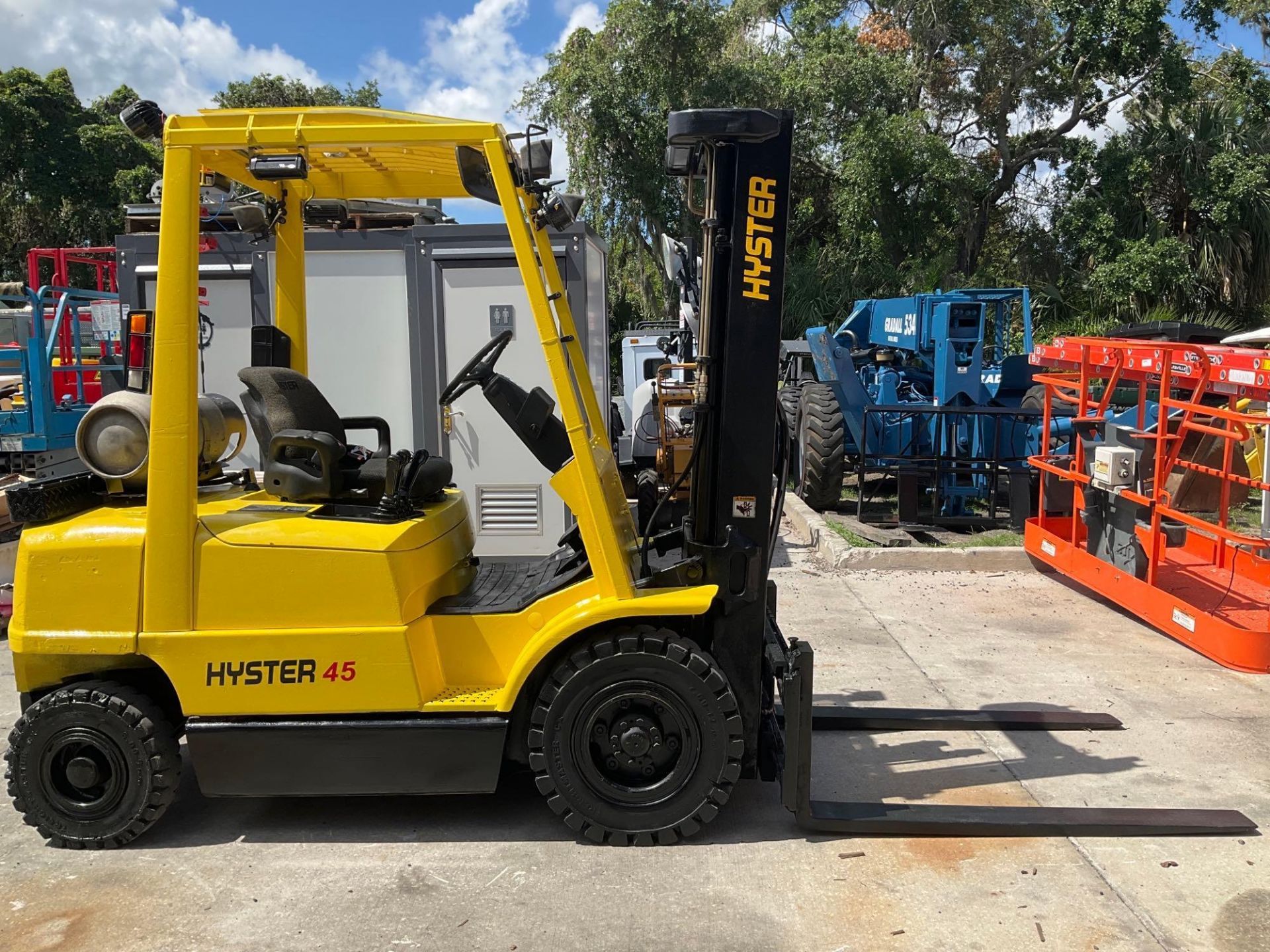 HYSTER FORKLIFT MODEL H45XM, LP POWERED, APPROX MAX HEIGHT 144in, TILT, SIDE SHIFT, RUNS AND OPERATE - Image 6 of 13