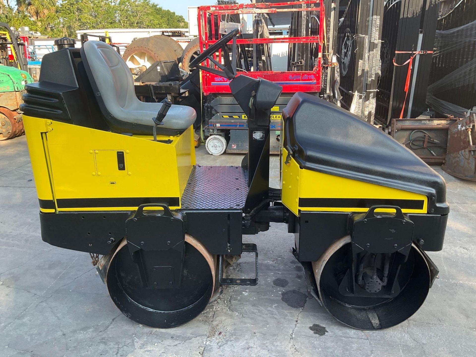 WACKER RIDE ON VIBRATORY DOUBLE DRUM ASPHALT ROLLER MODEL RD11A, GAS POWERED, BRIGGS & STRATTON VANG - Image 6 of 12