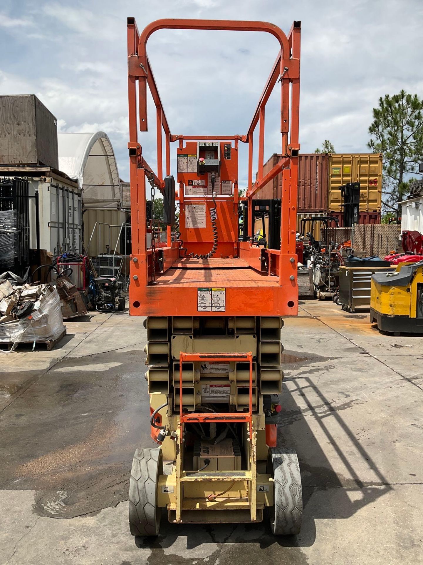 JLG SCISSOR LIFT MODEL 2632 ES, ELECTRIC, APPROX MAX PLATFORM HEIGHT 25FT, NON MARKING TIRES, BUILT - Image 6 of 13