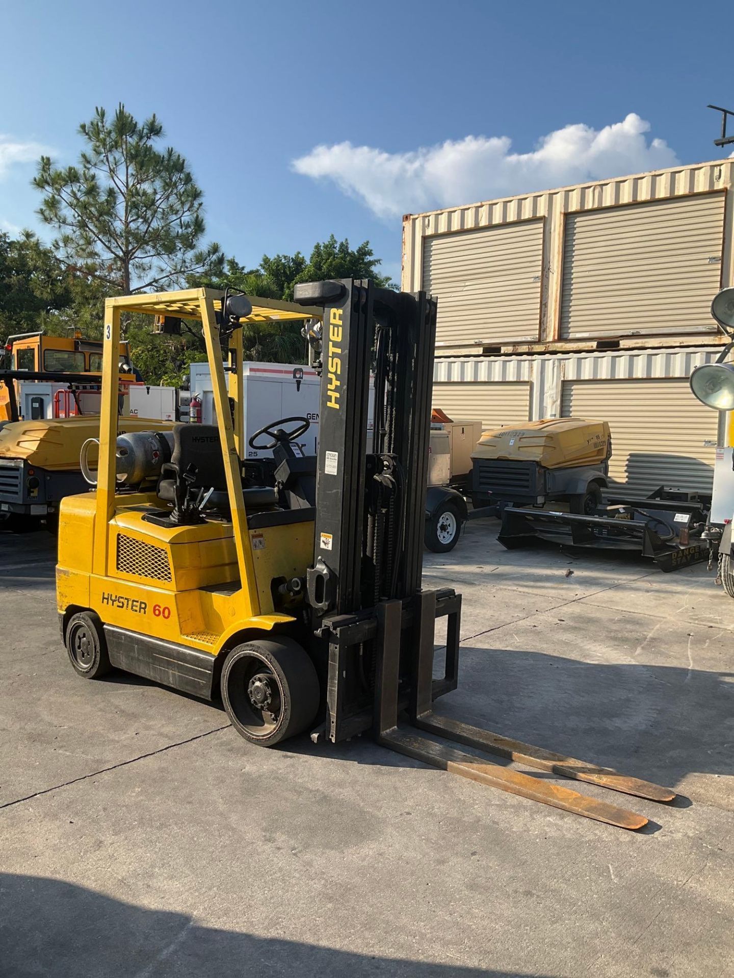 HYSTER 60 FORKLIFT MODEL S60XM, LP POWERED, APPROX MAX CAPACITY 5500LBS - Image 2 of 13