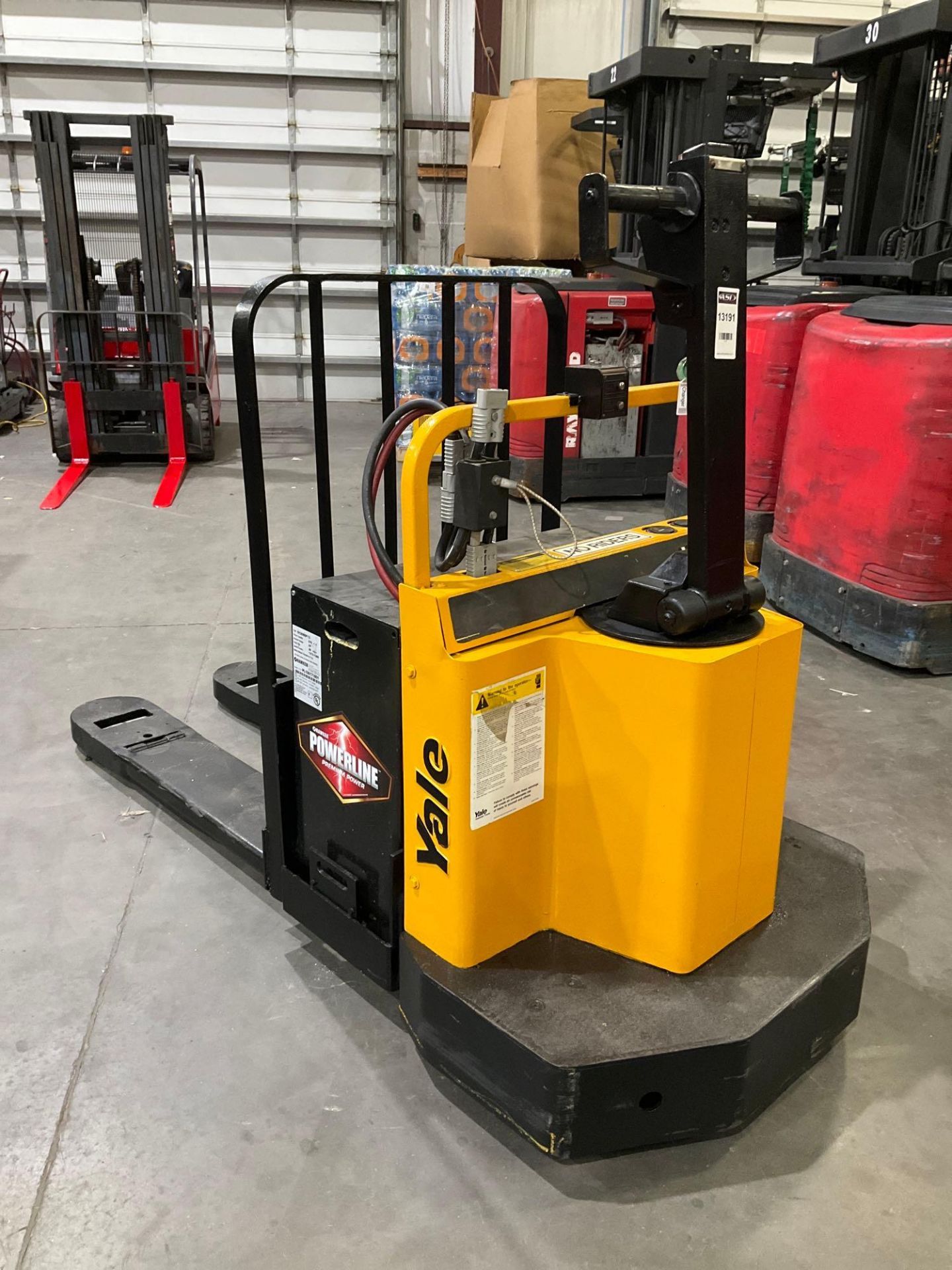 YALE PALLET JACK MODEL MPE040LBN24C2748, ELECTRIC, 24 VOLTS, APPROX MAX CAPACITY 4000LBS, RUNS AND O - Image 5 of 12