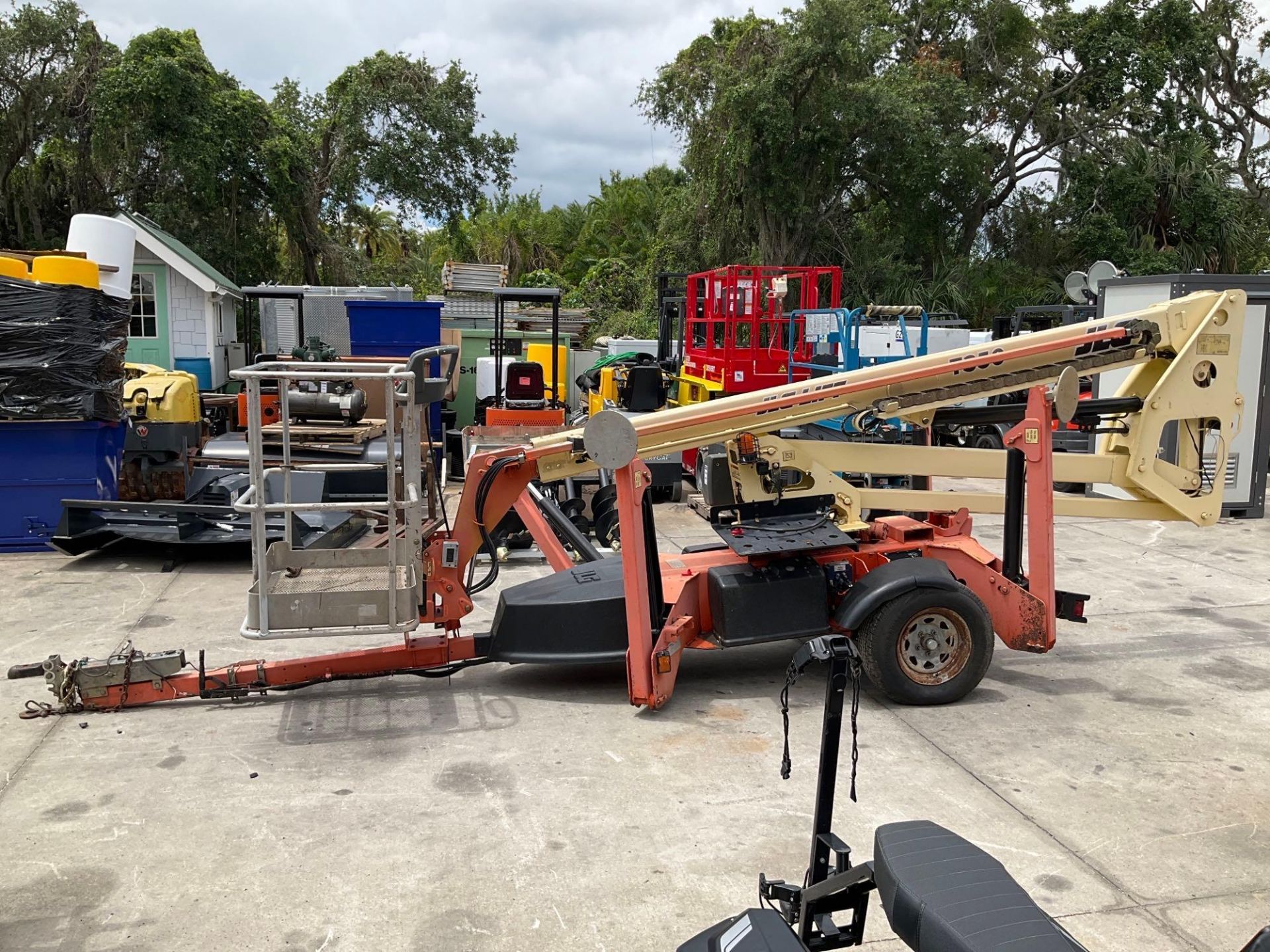 JLG BOOM LIFT MODEL T350, ELECTRIC, TOW BEHIND,  APPROX MAX PLATFORM HEIGHT 35FT - Image 3 of 19