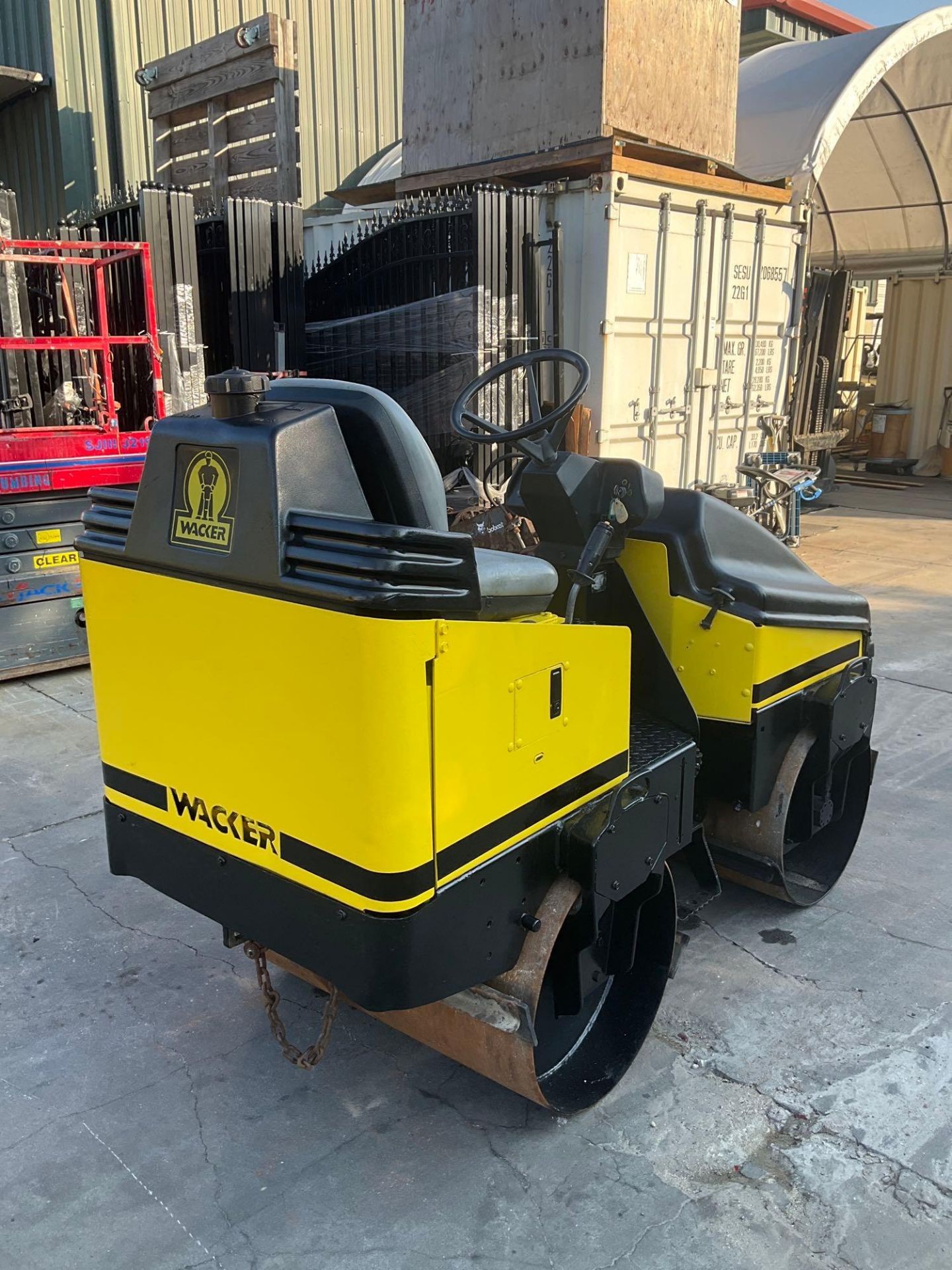 WACKER RIDE ON VIBRATORY DOUBLE DRUM ASPHALT ROLLER MODEL RD11A, GAS POWERED, BRIGGS & STRATTON VANG - Image 4 of 12