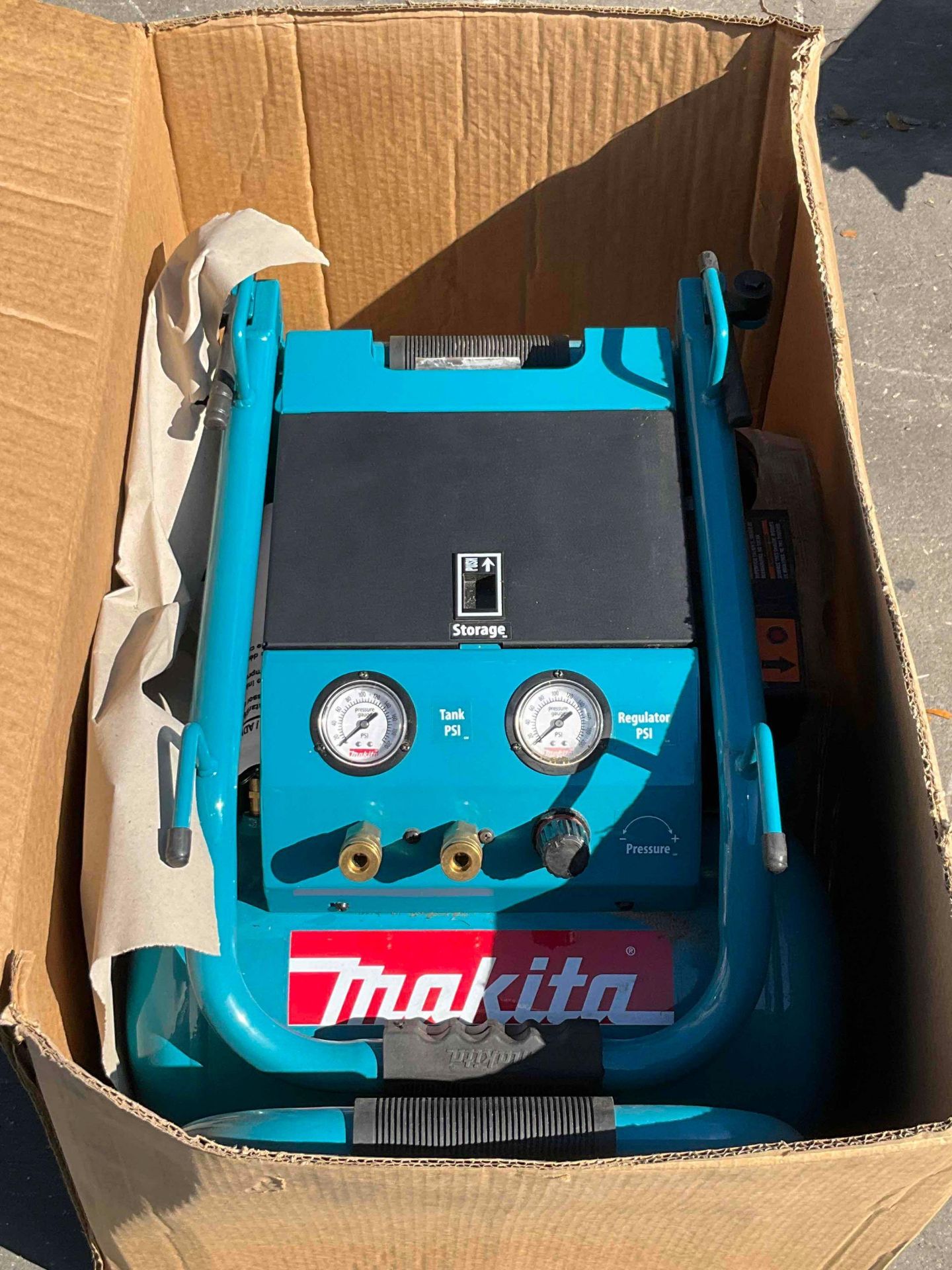 MAKITA AIR COMPRESSOR MODEL MAC5200, APPROX 5.2 GALLON, APPROX MAX PRESSURE 140 PSI, RECONDITIONED