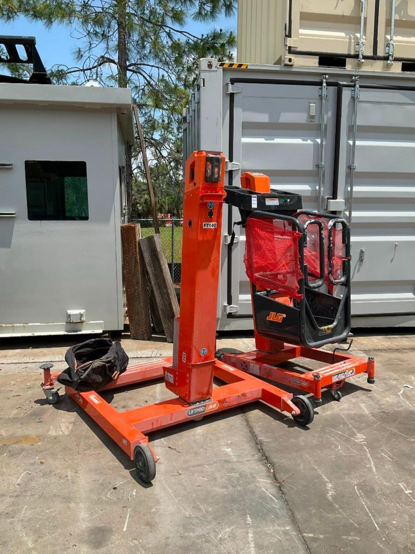 ( 1 ) JLG PERSONAL PORTABLE LIFTPOD MODEL FT140, APPROX MAX CAPACITY 330LBS, APPROX MAX HEIGHT 13.5F - Image 2 of 13