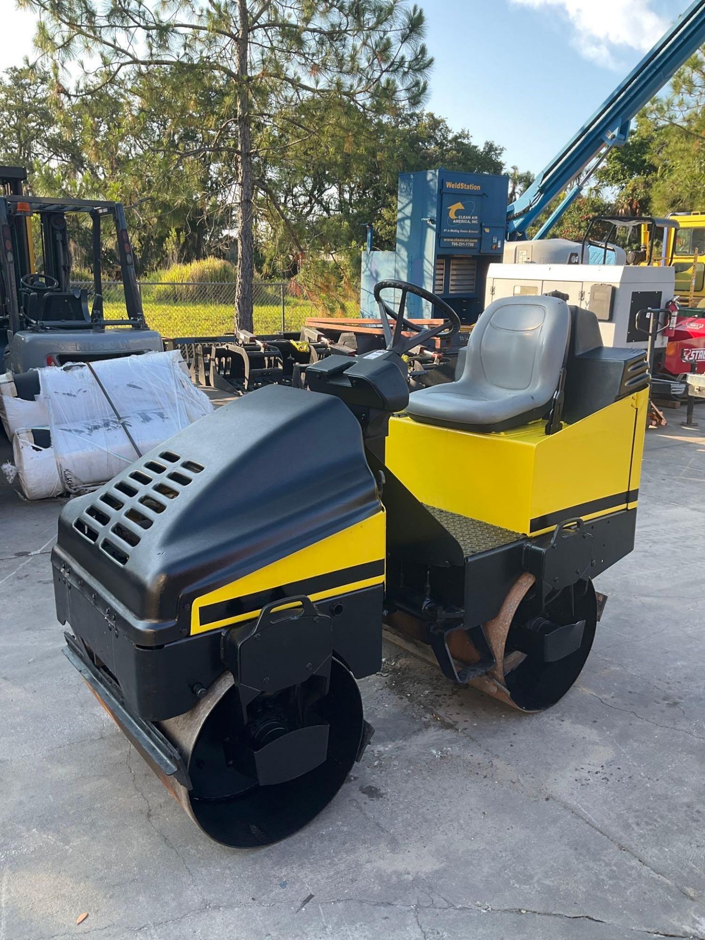 WACKER RIDE ON VIBRATORY DOUBLE DRUM ASPHALT ROLLER MODEL RD11A, GAS POWERED, BRIGGS & STRATTON VANG