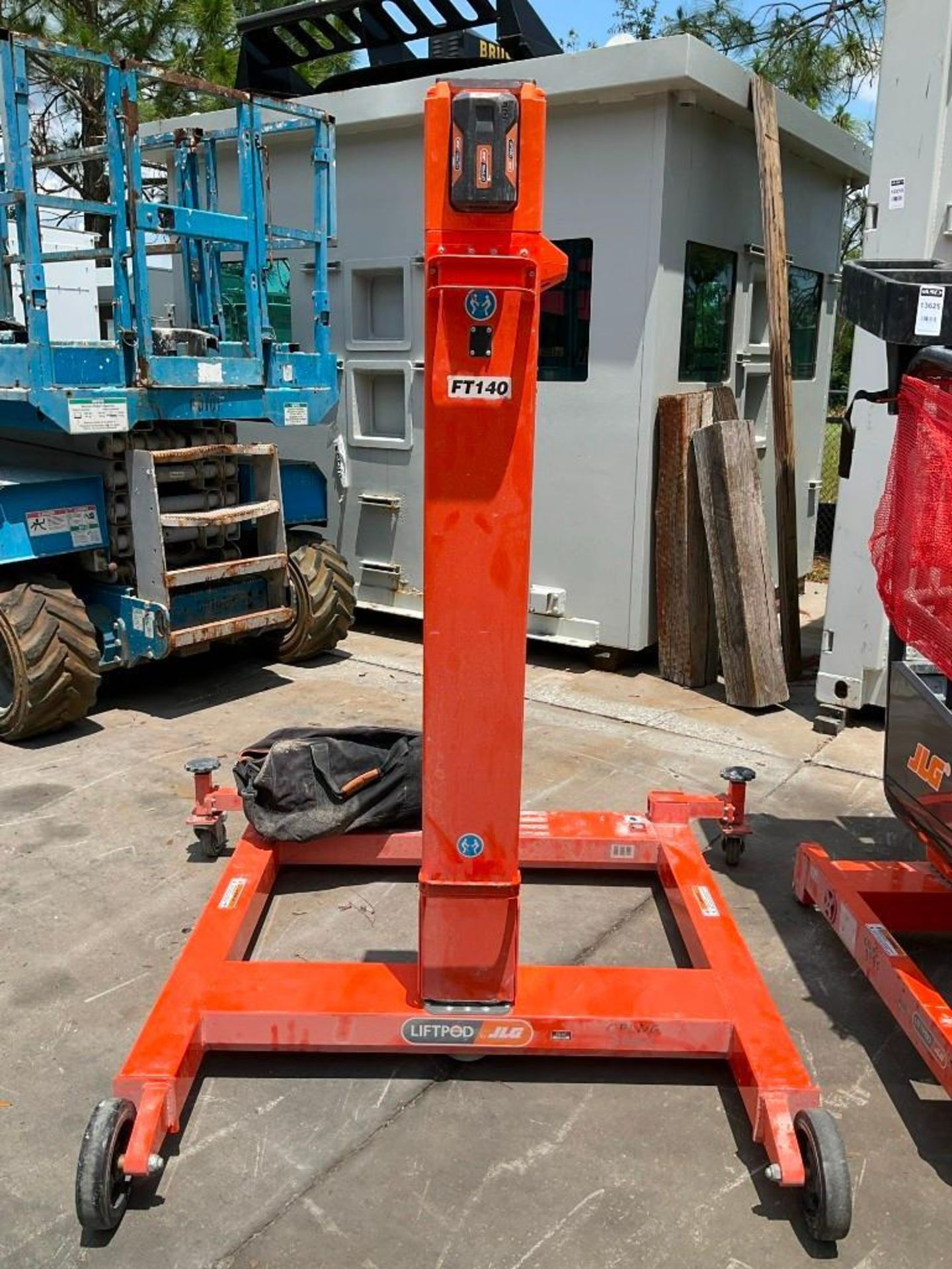 ( 1 ) JLG PERSONAL PORTABLE LIFTPOD MODEL FT140, APPROX MAX CAPACITY 330LBS, APPROX MAX HEIGHT 13.5F - Image 10 of 13