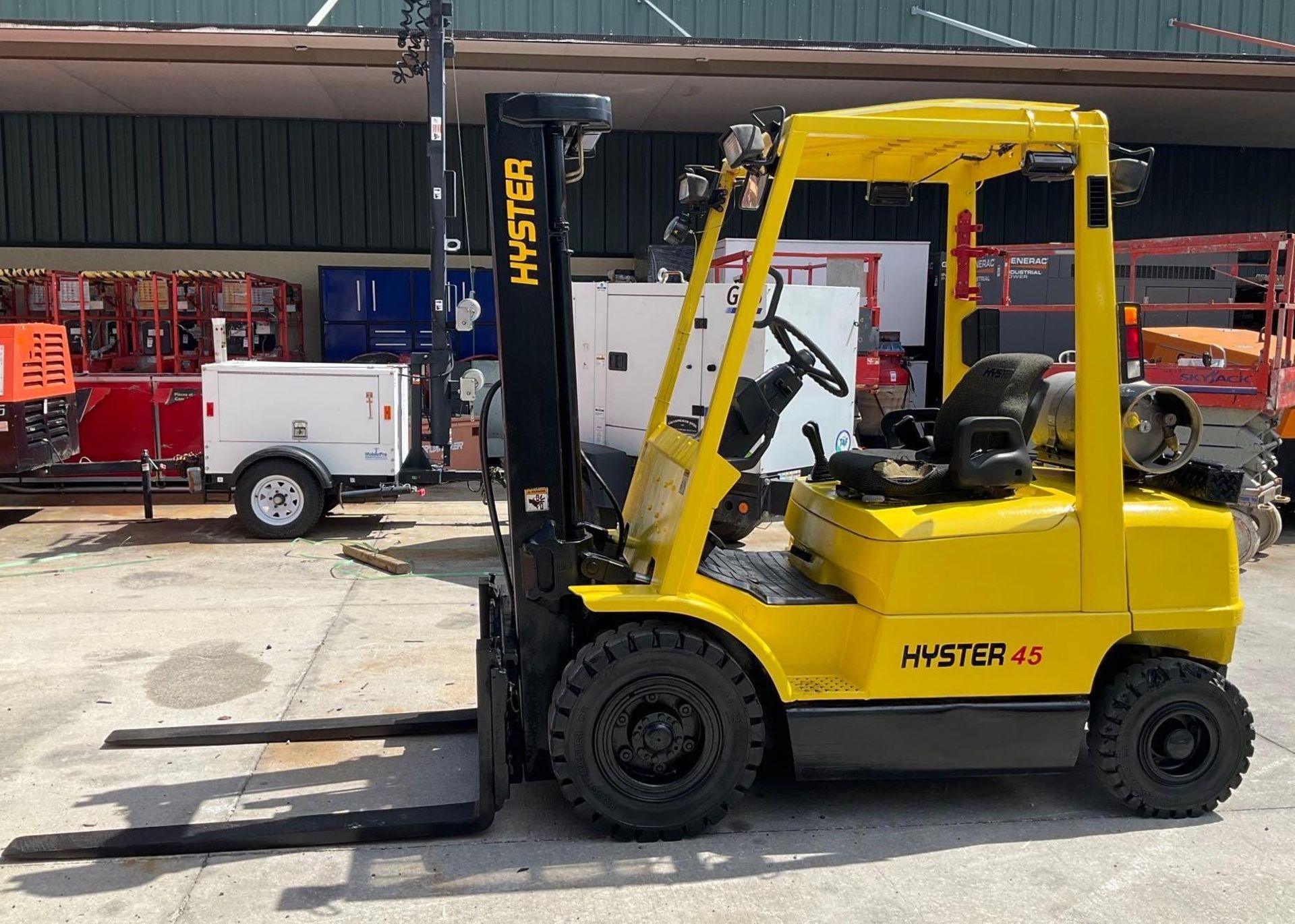 HYSTER FORKLIFT MODEL H45XM, LP POWERED, APPROX MAX HEIGHT 144in, TILT, SIDE SHIFT, RUNS AND OPERATE