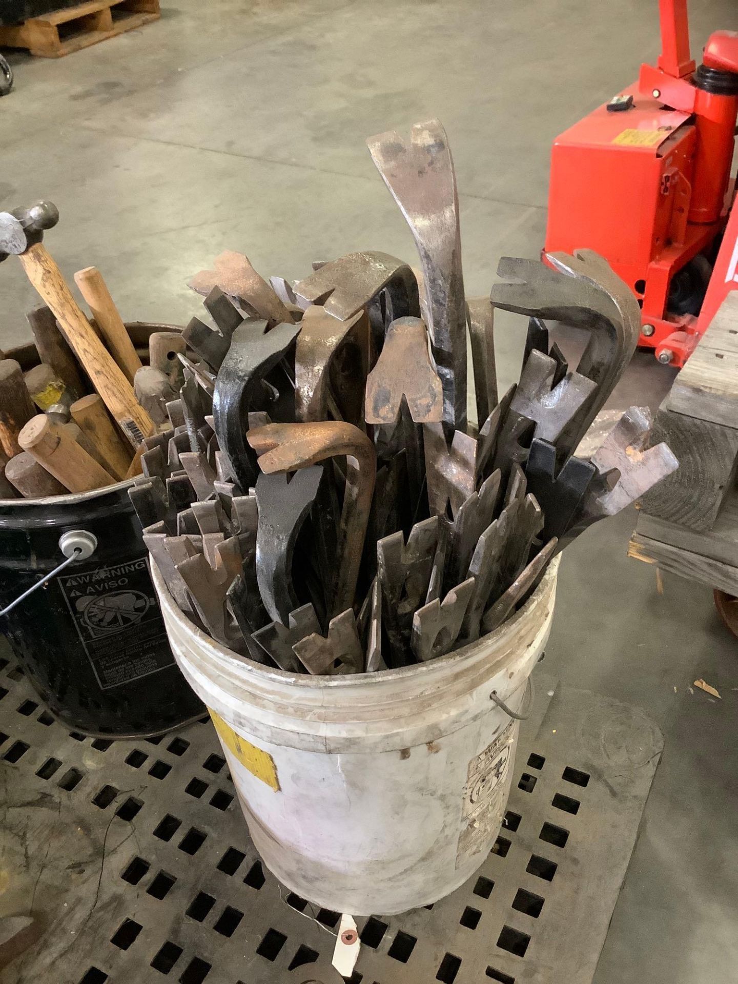 PALLET OF ASSORTED HAMMERS, SLEDGE HAMMERS, CROW BARS & MISCELLANEOUS TOOLS - Image 6 of 9