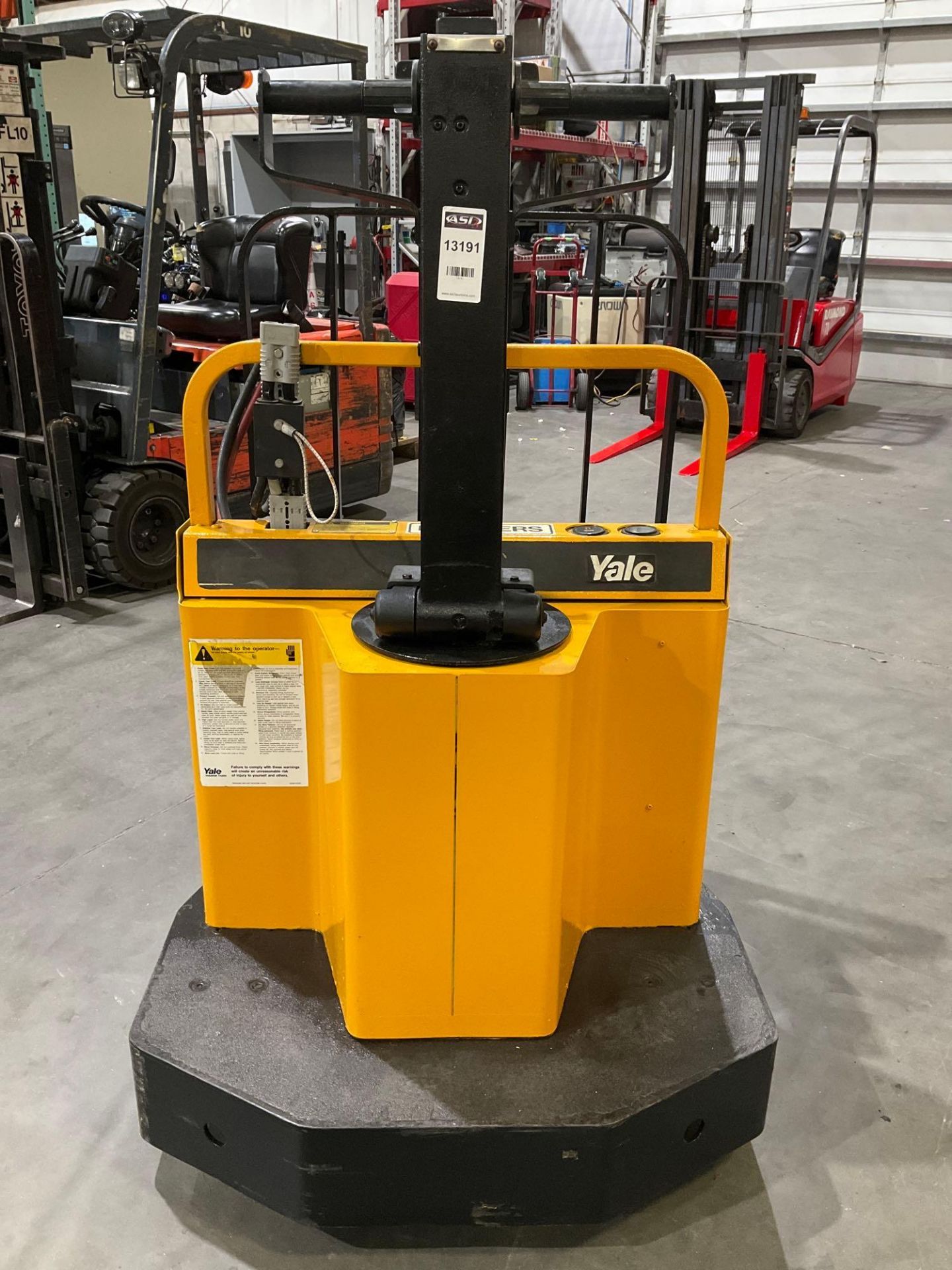 YALE PALLET JACK MODEL MPE040LBN24C2748, ELECTRIC, 24 VOLTS, APPROX MAX CAPACITY 4000LBS, RUNS AND O - Image 4 of 12