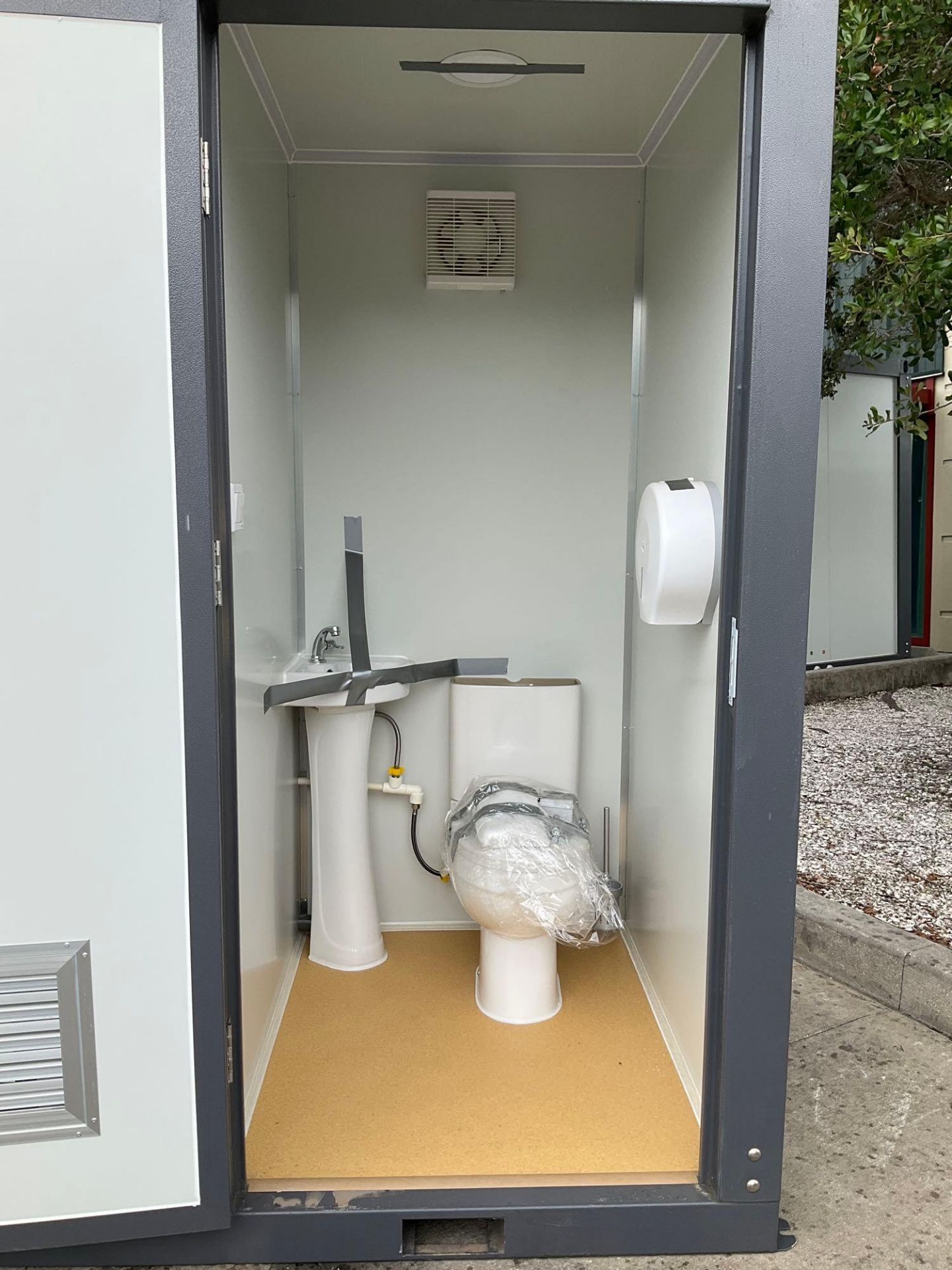 UNUSED PORTABLE DOUBLE BATHROOM UNIT, 2 STALLS, ELECTRIC & PLUMBING HOOK UP WITH EXTERIOR PLUMBING C - Image 10 of 16