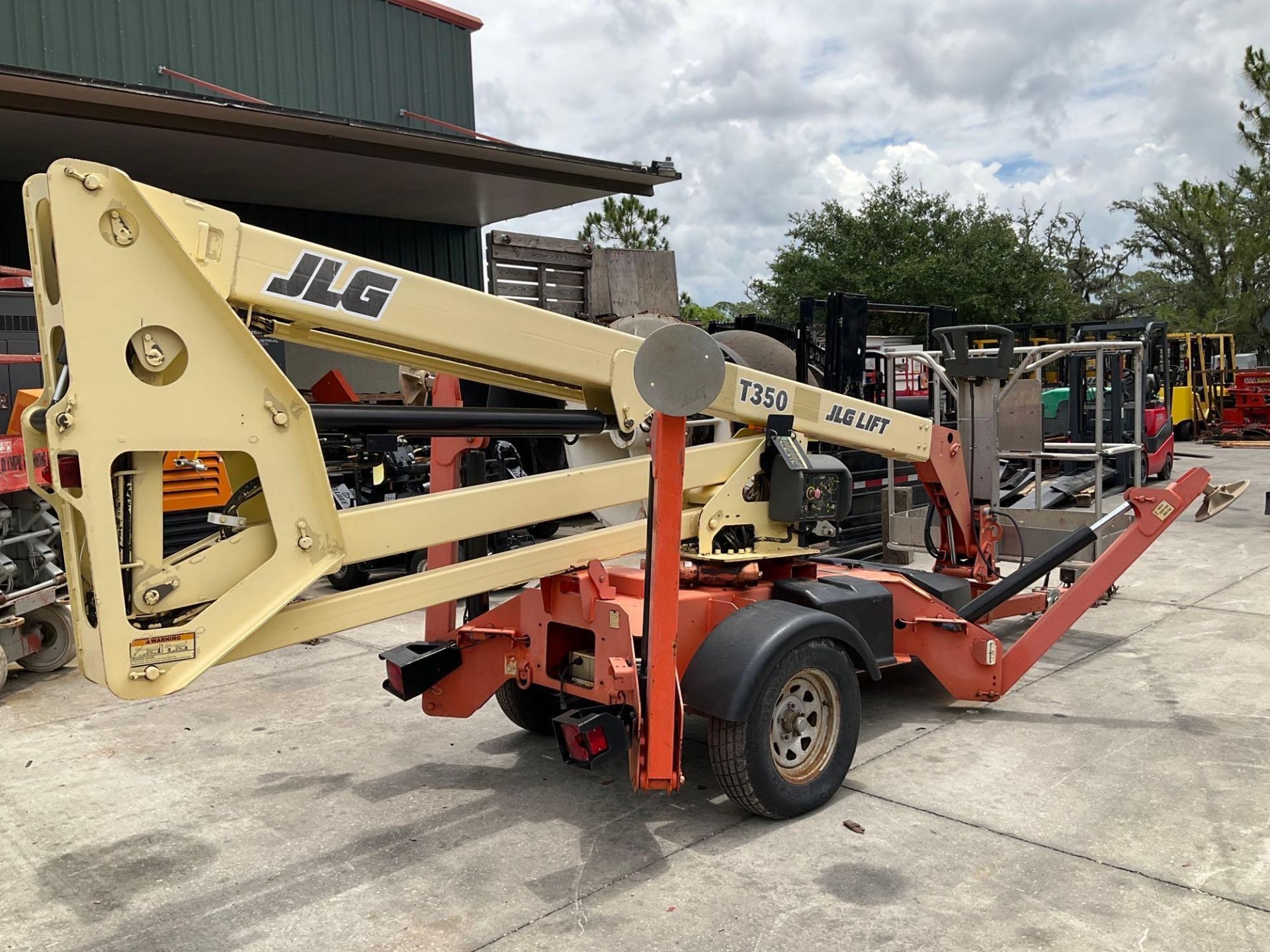 JLG BOOM LIFT MODEL T350, ELECTRIC, TOW BEHIND,  APPROX MAX PLATFORM HEIGHT 35FT - Image 6 of 19