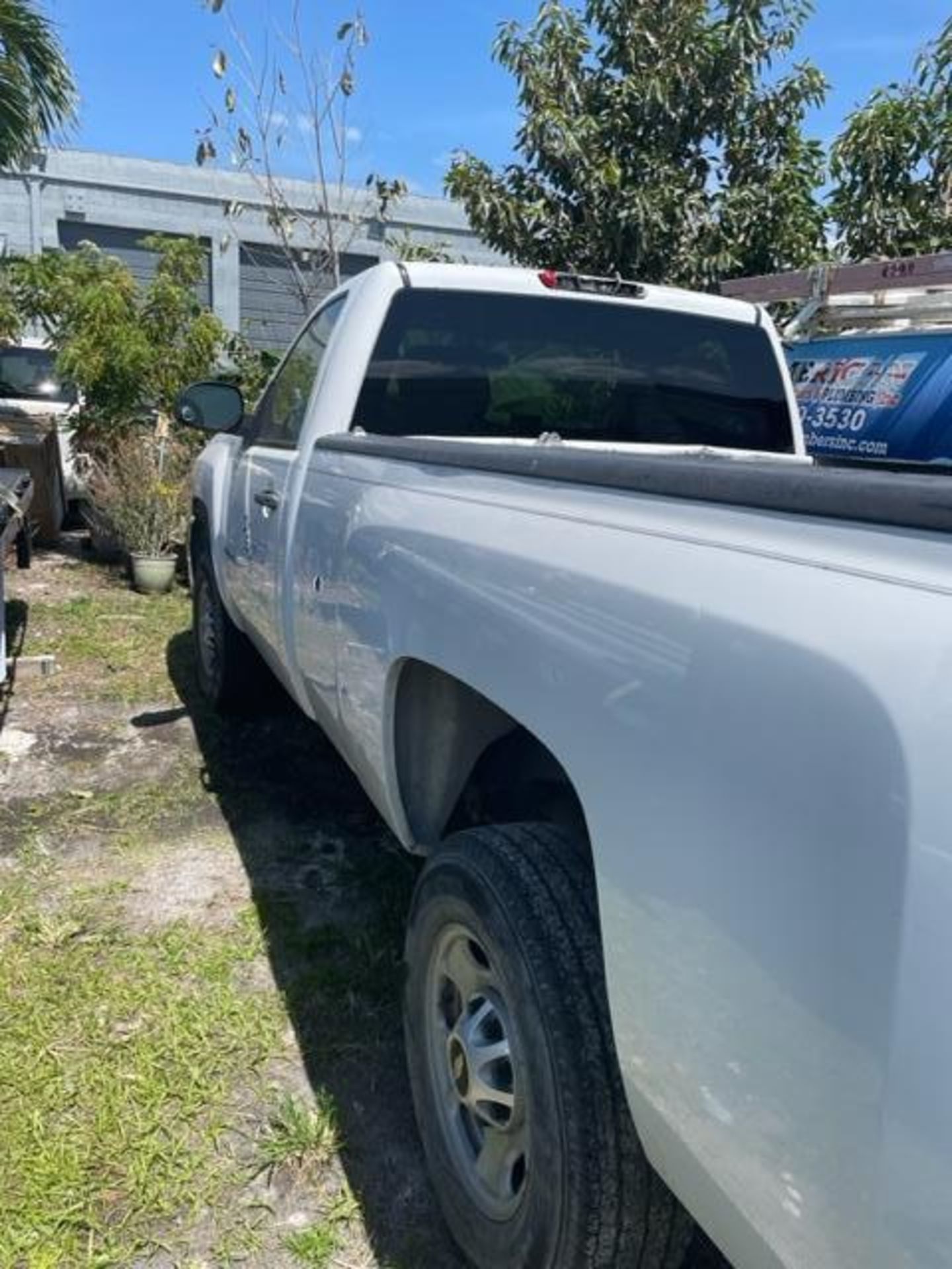 2011 CHEVROLET SILVERADO 2500HD TRUCK, GAS AUTOMATIC, APPROX GVWR 9300LBS, RUNS & DRIVES - Image 6 of 20