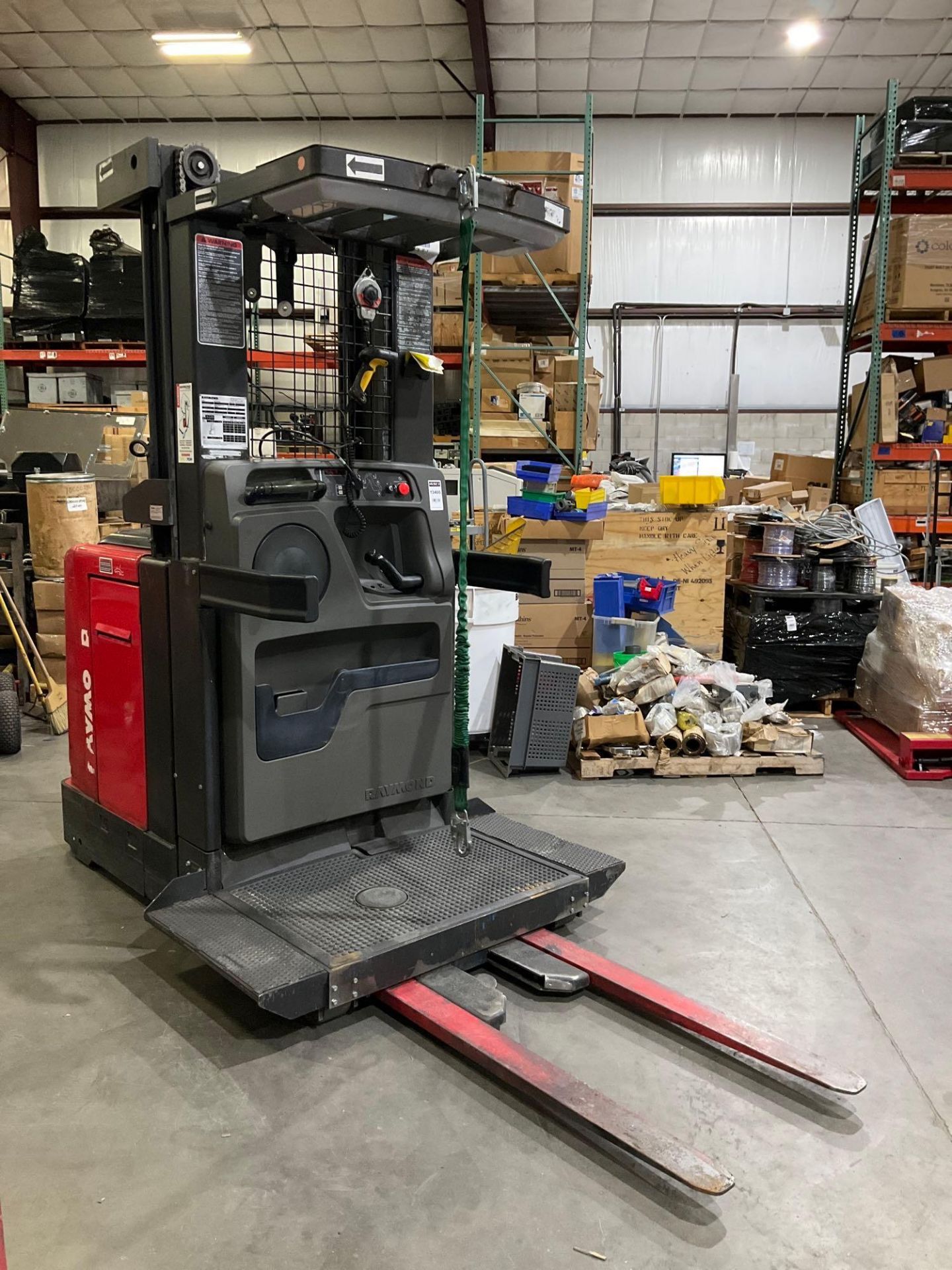 RAYMOND ORDER PICKER MODEL 560-OPC30TT, ELECTRIC, APPROX MAX CAPACITY 3000, APPROX MAX HEIGHT 210in, - Image 7 of 11