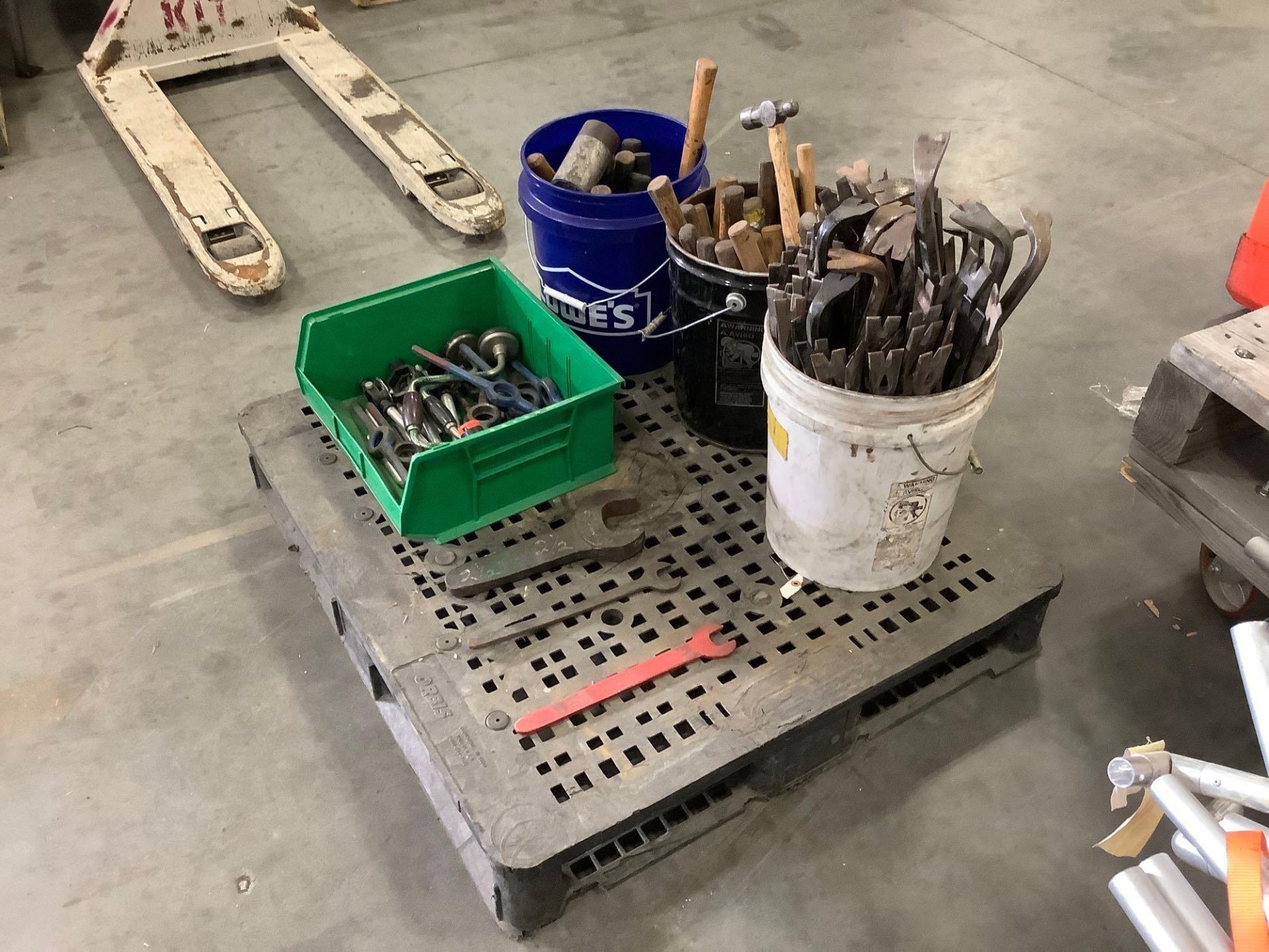 PALLET OF ASSORTED HAMMERS, SLEDGE HAMMERS, CROW BARS & MISCELLANEOUS TOOLS - Image 2 of 9