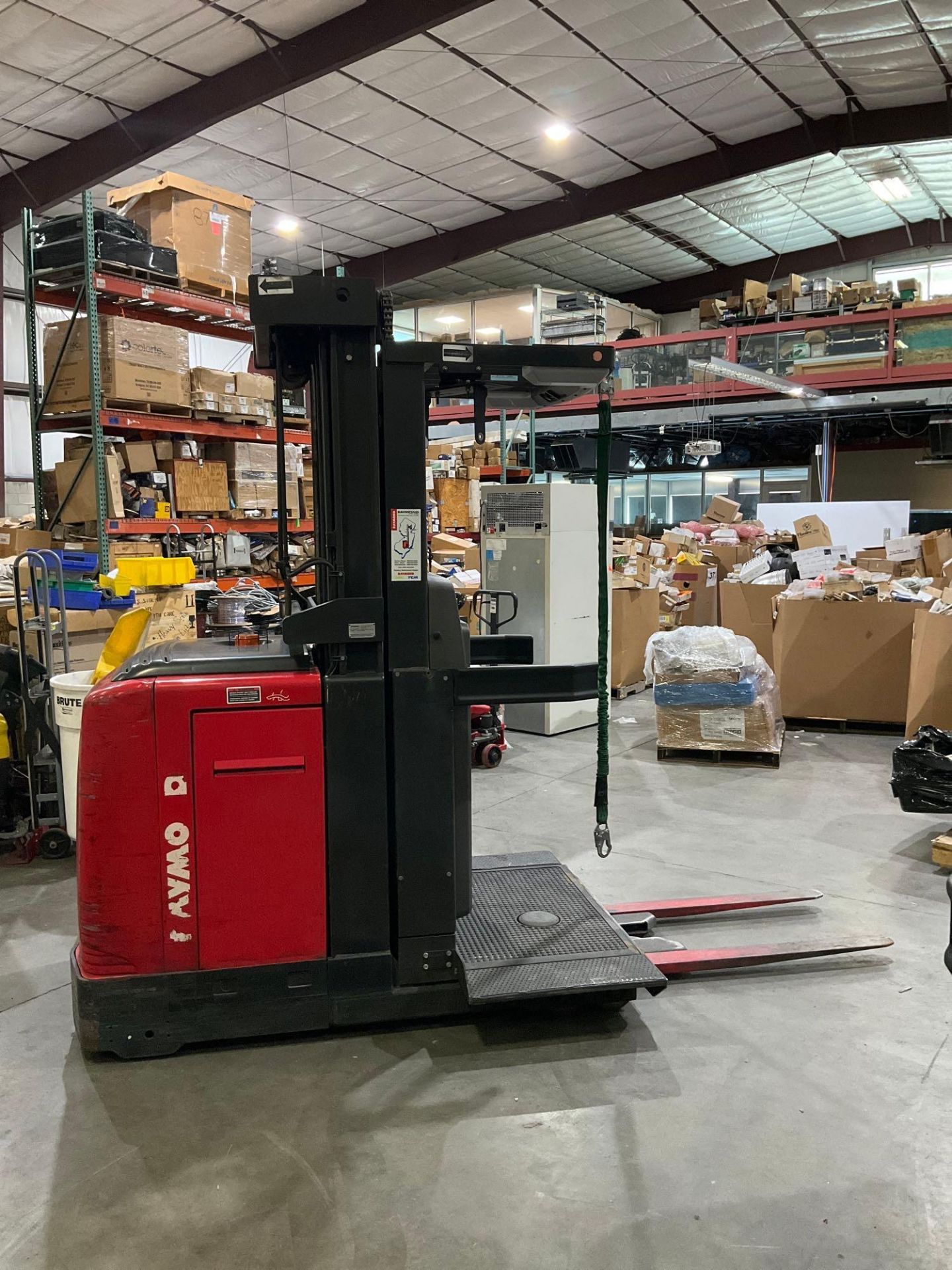 RAYMOND ORDER PICKER MODEL 560-OPC30TT, ELECTRIC, APPROX MAX CAPACITY 3000, APPROX MAX HEIGHT 210in, - Image 6 of 11
